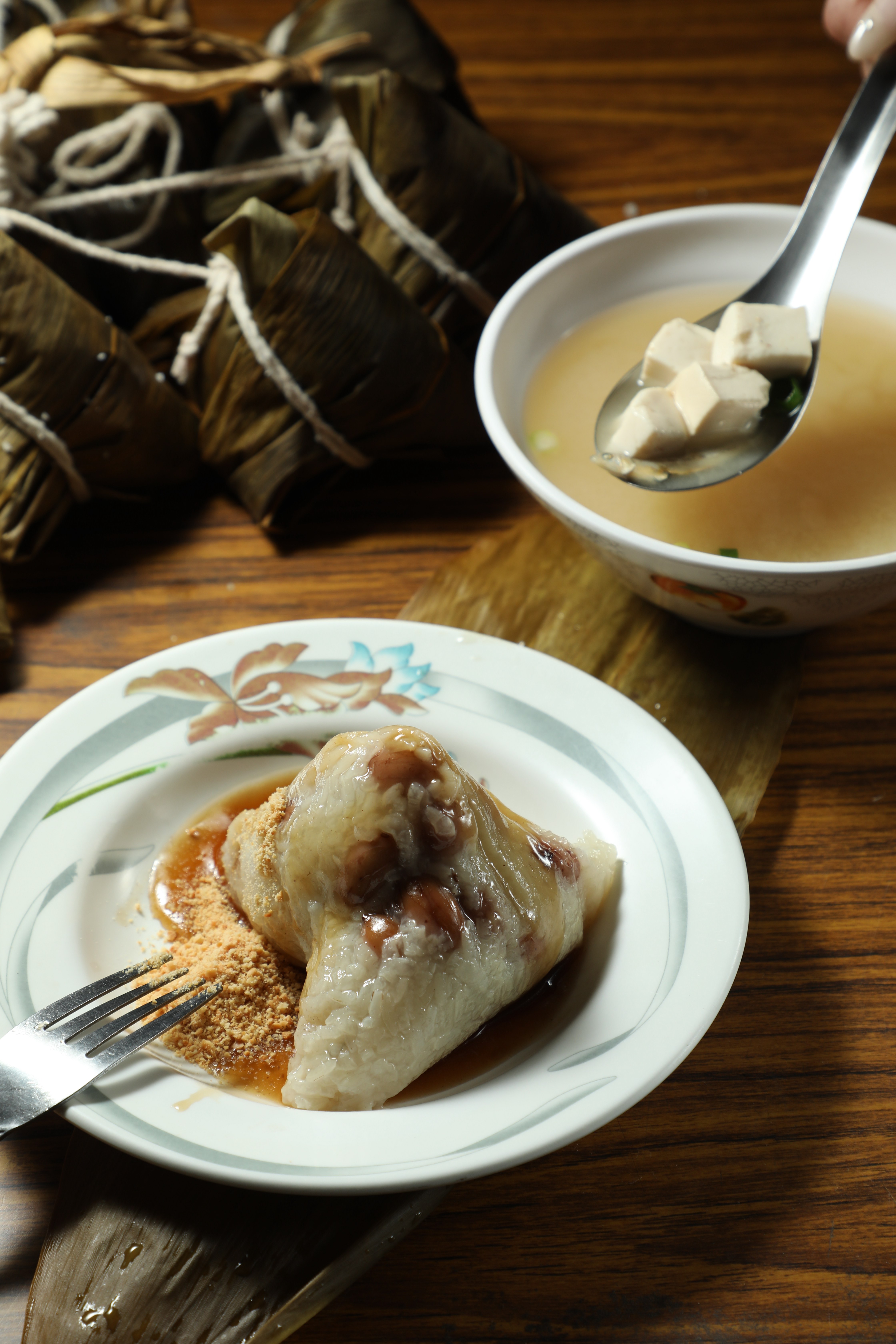 純素的「花生粽」（前，40元／個）配上味噌湯（後，10元／碗）是只要50元的銅板組合。