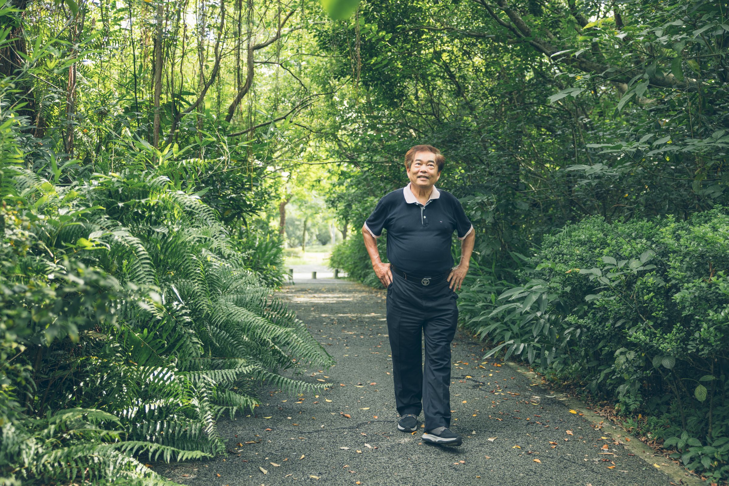 走在大安森林公園的螢火蟲復育區，執行長楊平世聊起過程如數家珍。（大安森林公園之友基金會提供）