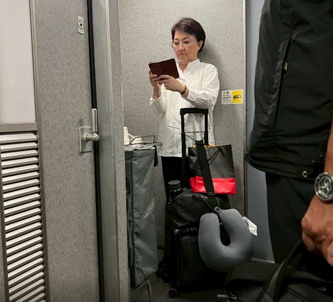 台中市長盧秀燕日前站著搭乘高鐵的畫面在網路流傳，不少網友稱讚她親民。（翻攝網路）