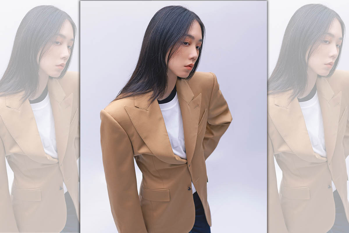 COLONNE外套 NT$112,000 by CELINE，雙層T恤 NT$34,000 by CELINE，黑色T恤 NT$19,500 by CELINE，緊身牛仔褲 NT$35,000 by CELINE，黑色尖頭高跟鞋價格店洽 by Balenciaga。