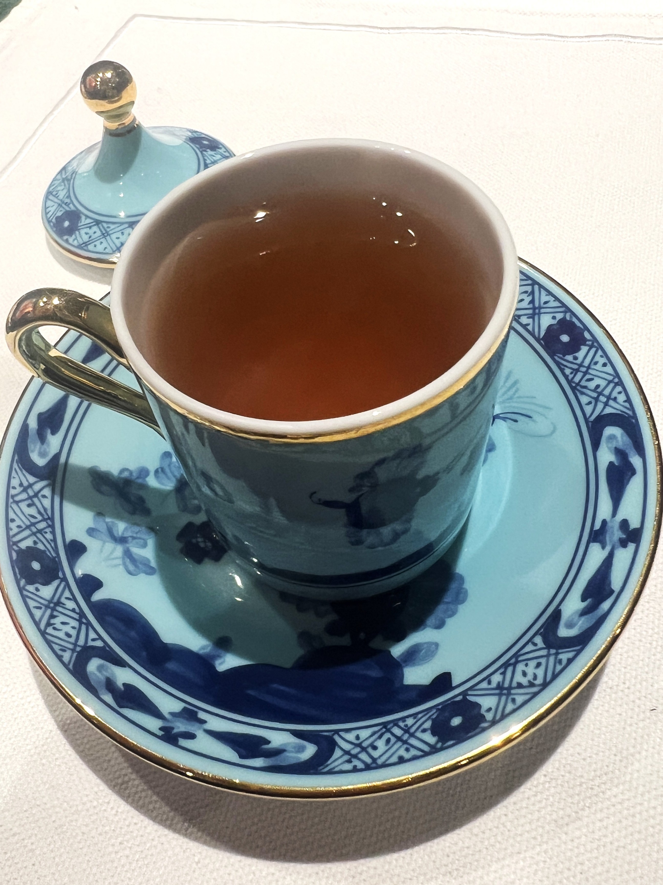 「雪梨、官燕」將台灣水梨和西洋梨蒸出梨湯，續入肉桂、橙皮、丁香、八角清蒸後取其澄清湯汁，再加入冰糖官燕，並點綴主廚自製的茉莉花純露，散發清幽花香。