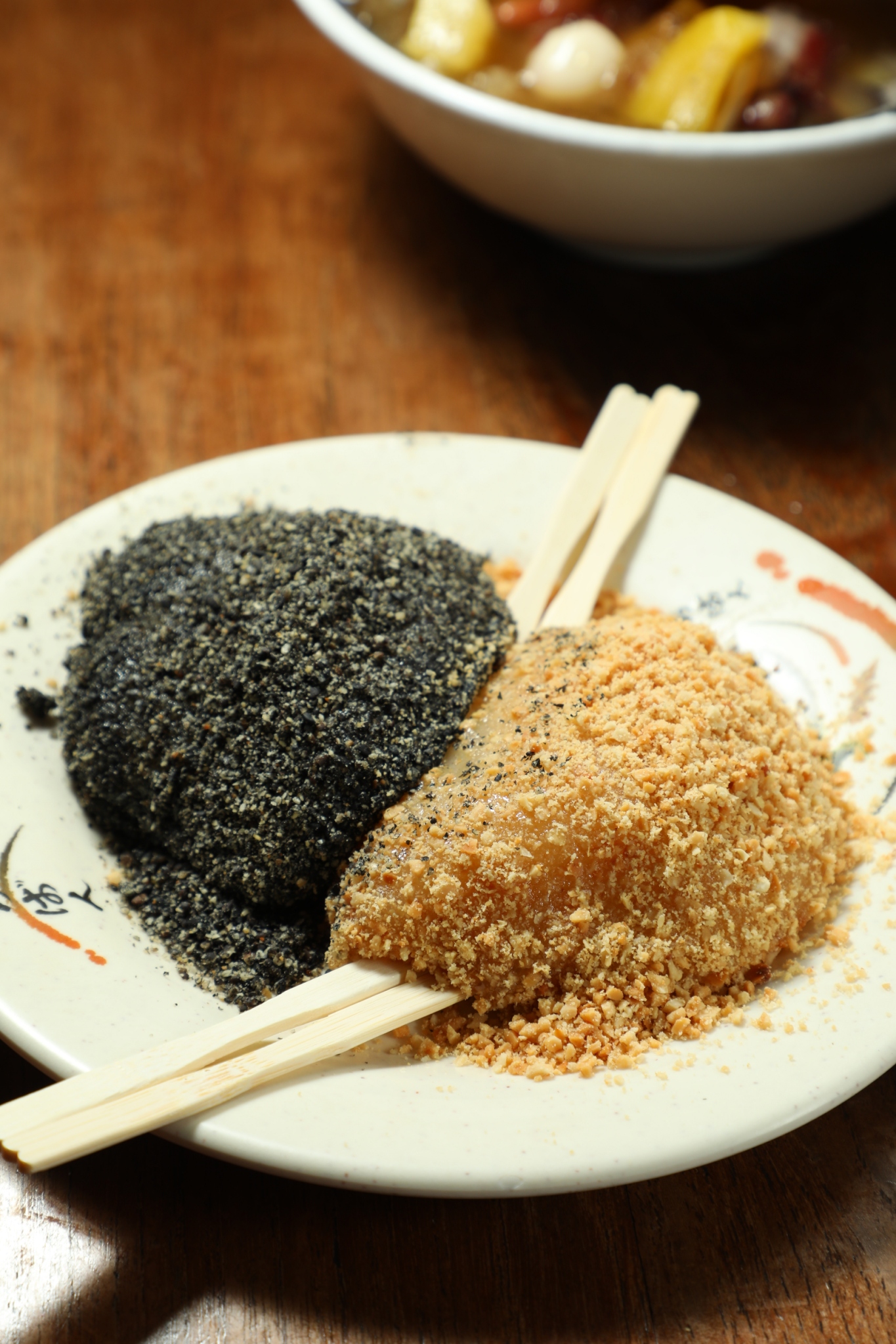 澎湖陳八寶冰紅豆湯的招牌燒麻糬，店家堅持使用舊糯米磨漿、脫水製成，口感綿密細緻。