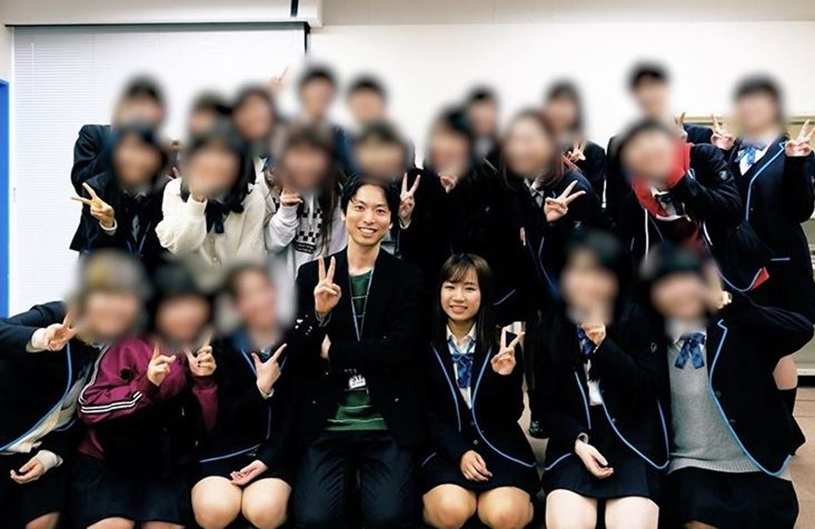 現年25歲的前偶像亞希，在高中時期對當時的班導師、現年41歲的慎一展開長達3年的狂熱追求。（翻攝自《無法沉默的女兒們 第3季》畫面）
