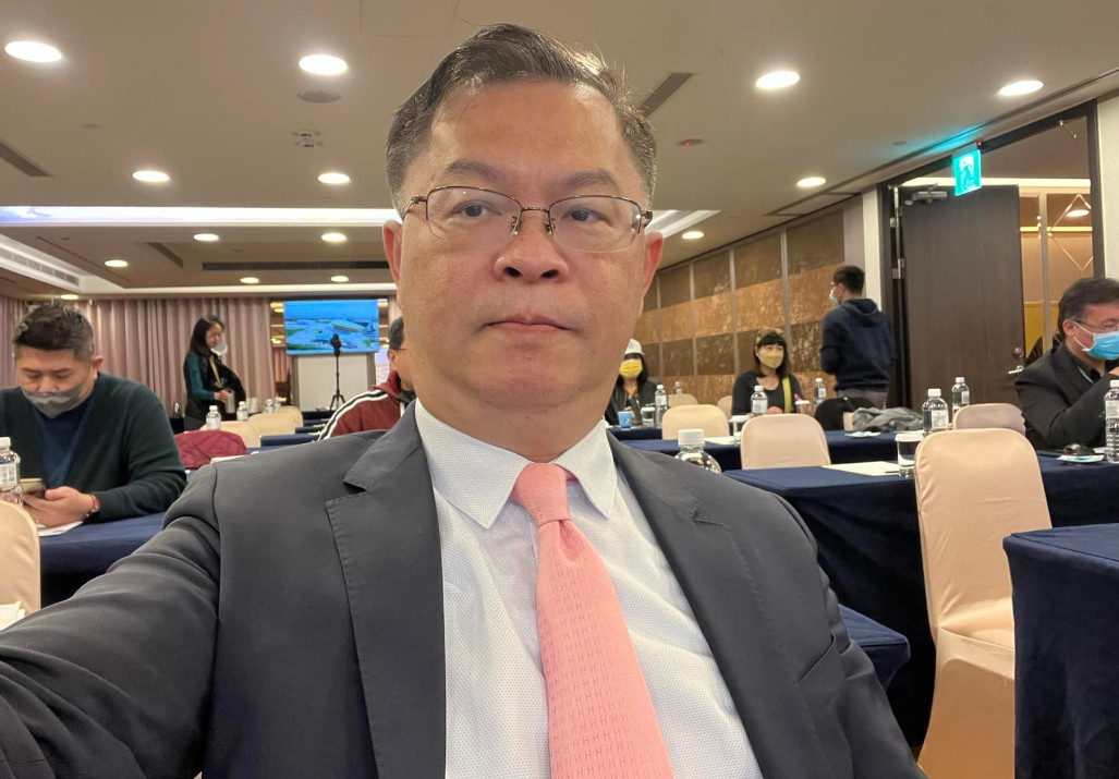 財經名嘴黃世聰出面駁斥網上瘋傳他與人妻不倫的不雅照，強調影像是遭AI深偽變造。（翻攝黃世聰臉書）