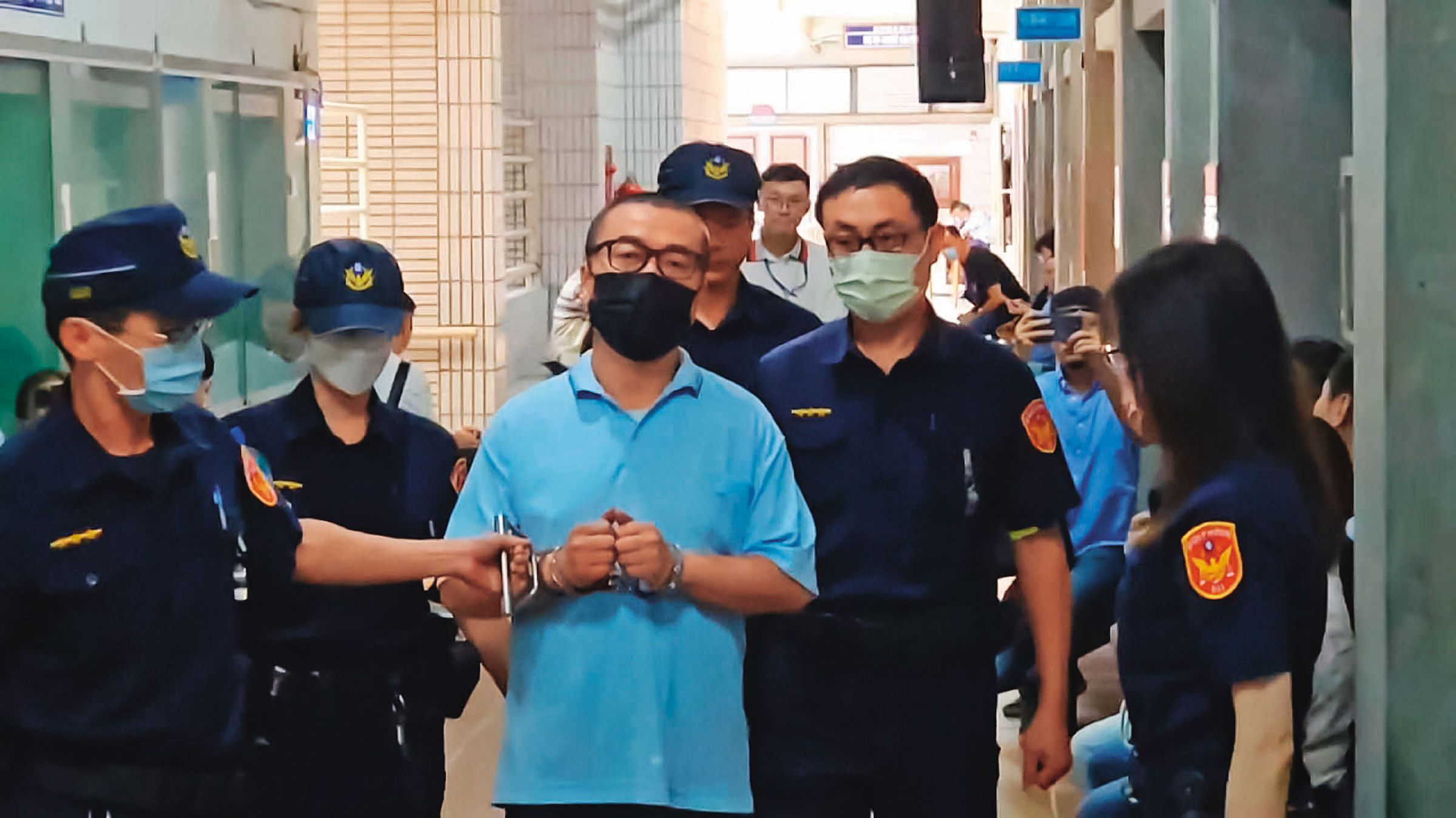 陳政谷(中)遭台中檢調懷疑是九州博弈集團幕後經營者,他日前遭起訴出庭,否認相關指控。(東森新聞提供)