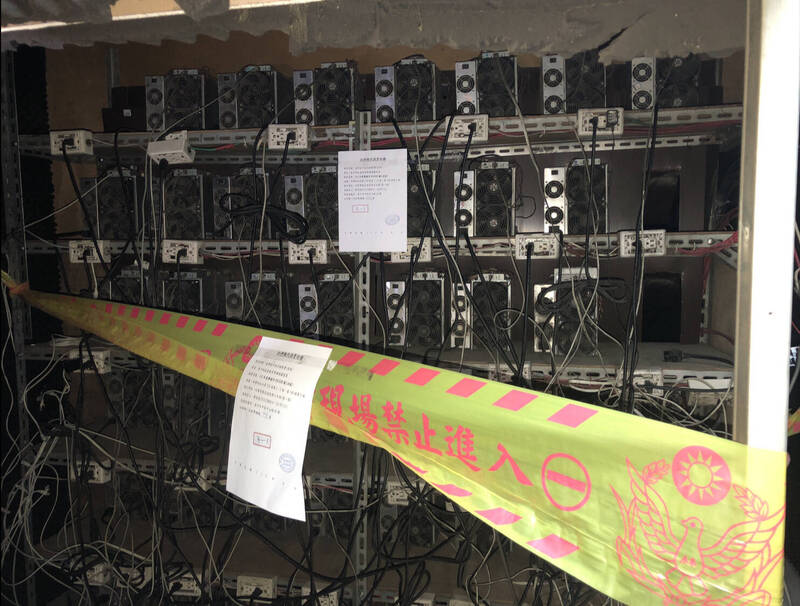 警方搜索鄭姓夫妻的8處礦場，共查扣700多台挖礦機。（警方提供）