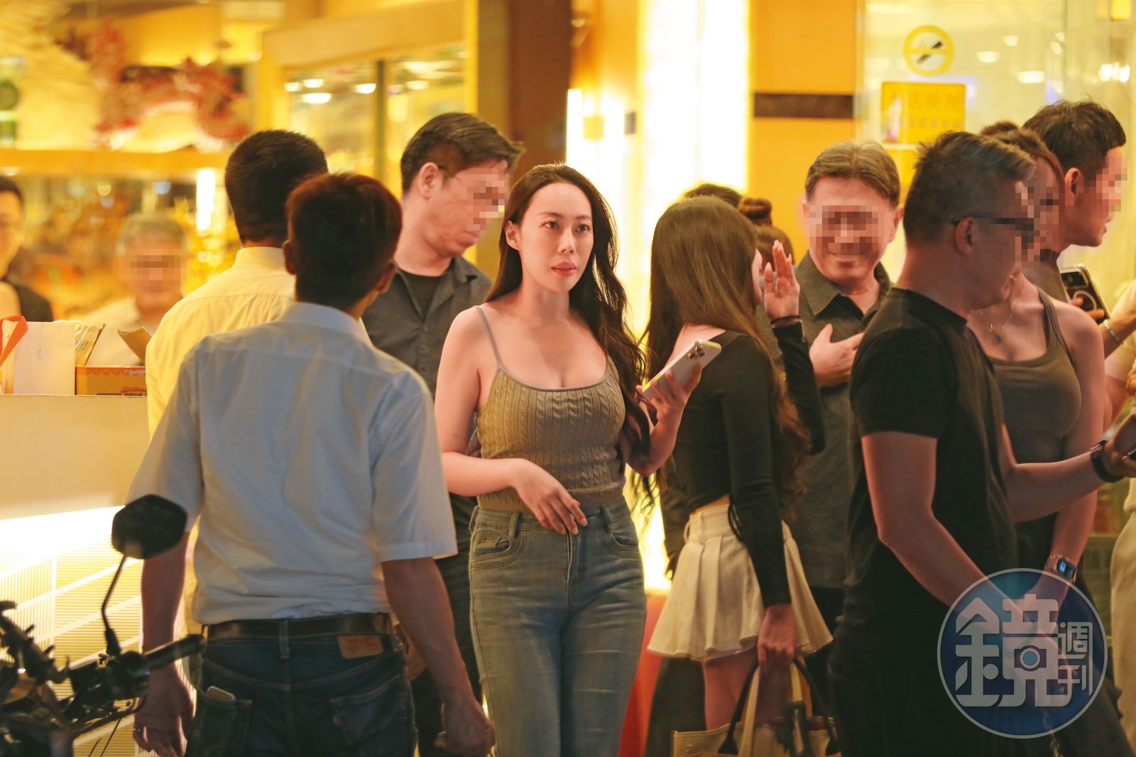 保持安全距離/獨家!宣昶有不同框避嫌 李雅楹細肩帶爆乳慶生