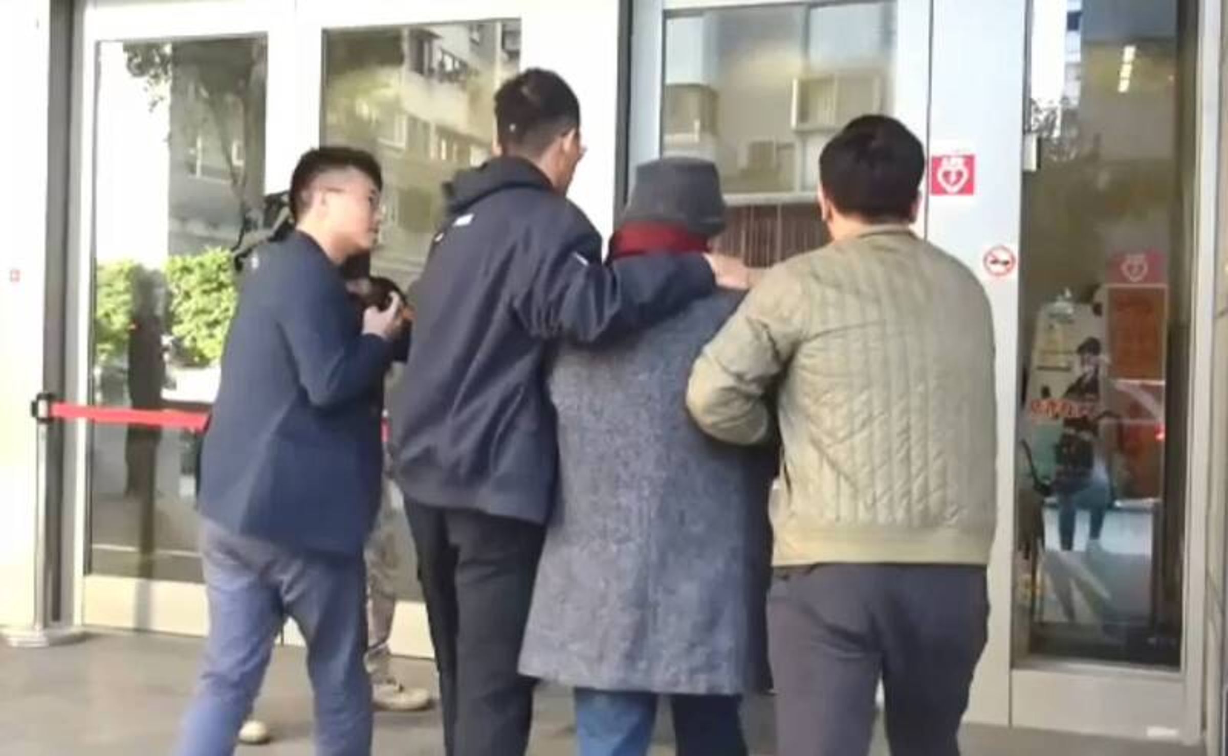 警方持票搜索郭姓老翁住處,並將他拘提到案。(警方提供)