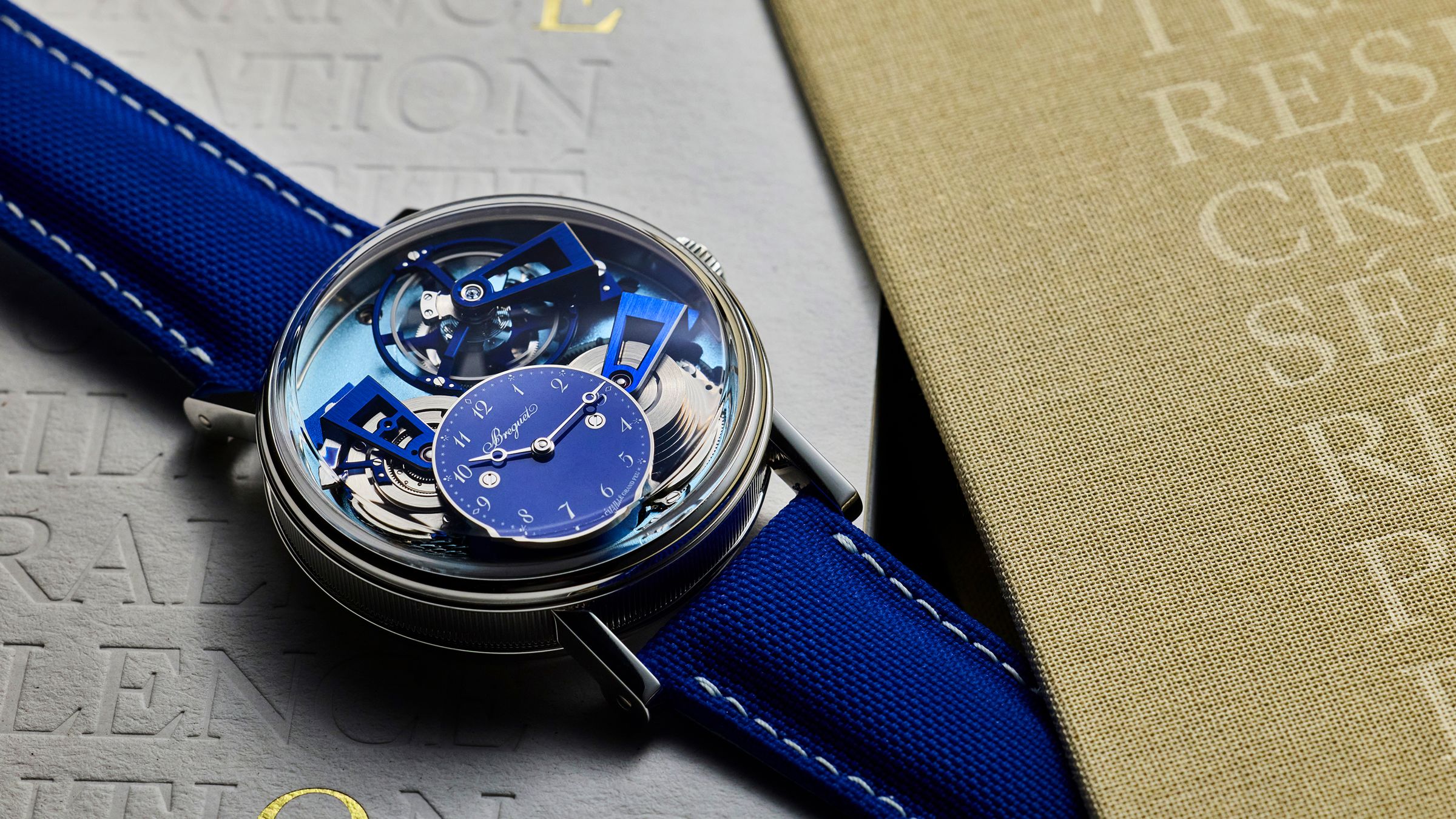 Tradition Tourbillon 7047｜鉑金材質／錶徑41mm／時、分指示／569手上鍊機芯／陀飛輪裝置／動力儲存顯示／藍色大明火琺瑯面盤／防水30米／限量25只／參考價NT$8,591,000