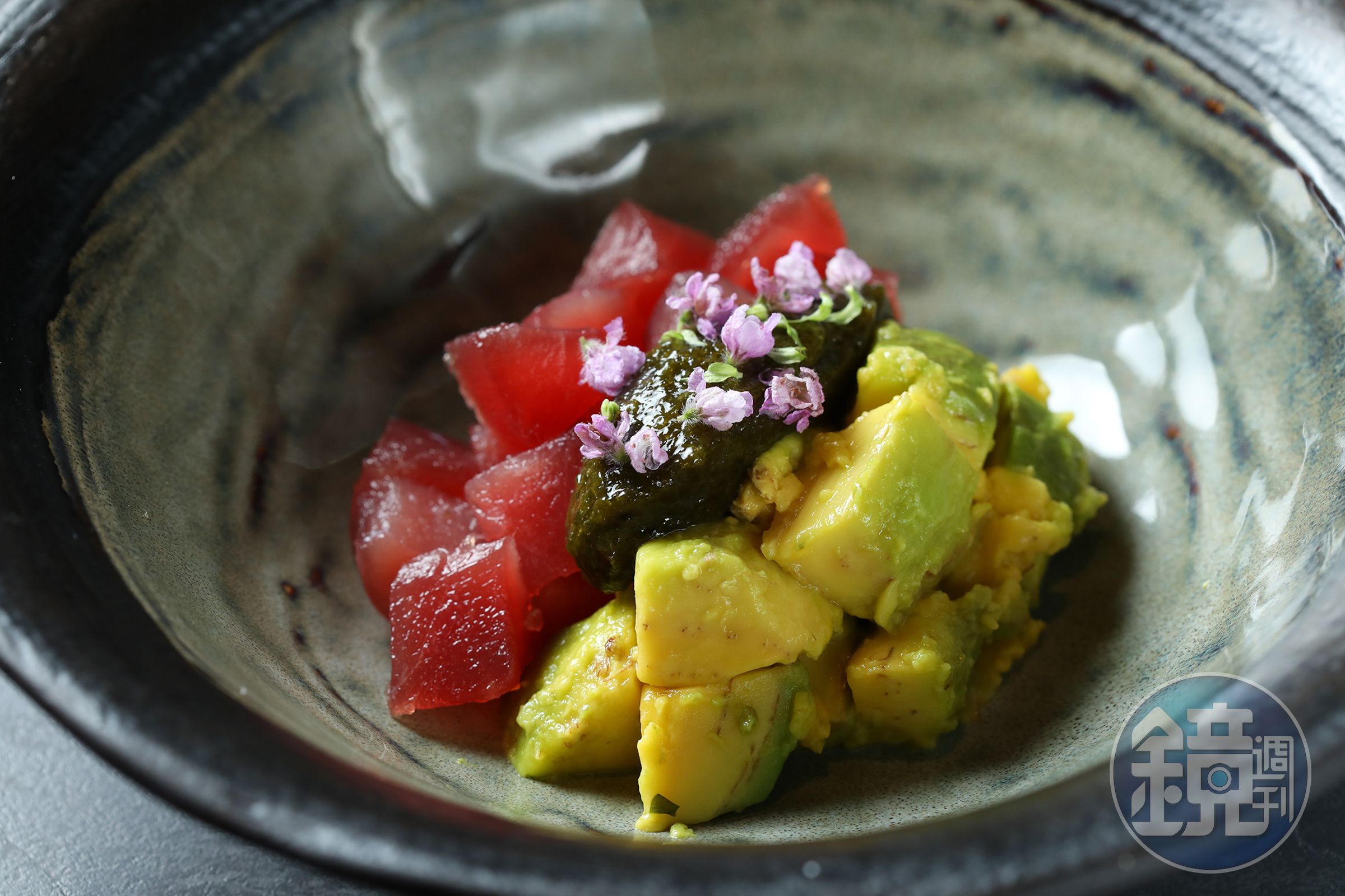 在日本居酒屋常見的新派下酒菜「醬漬鮪魚佐酪梨」,完美結合鮪魚肉質的清甜與酪梨的油脂口感。(380元/份)