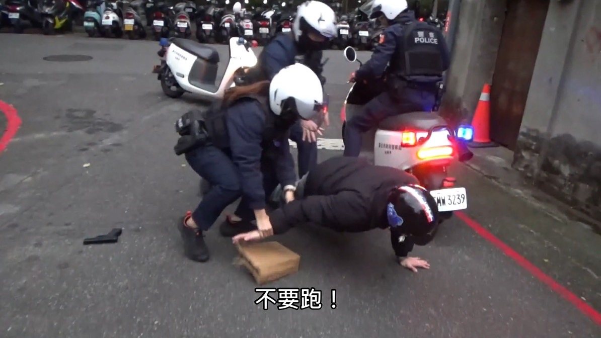 歹徒遭壓制在地。（警方提供）