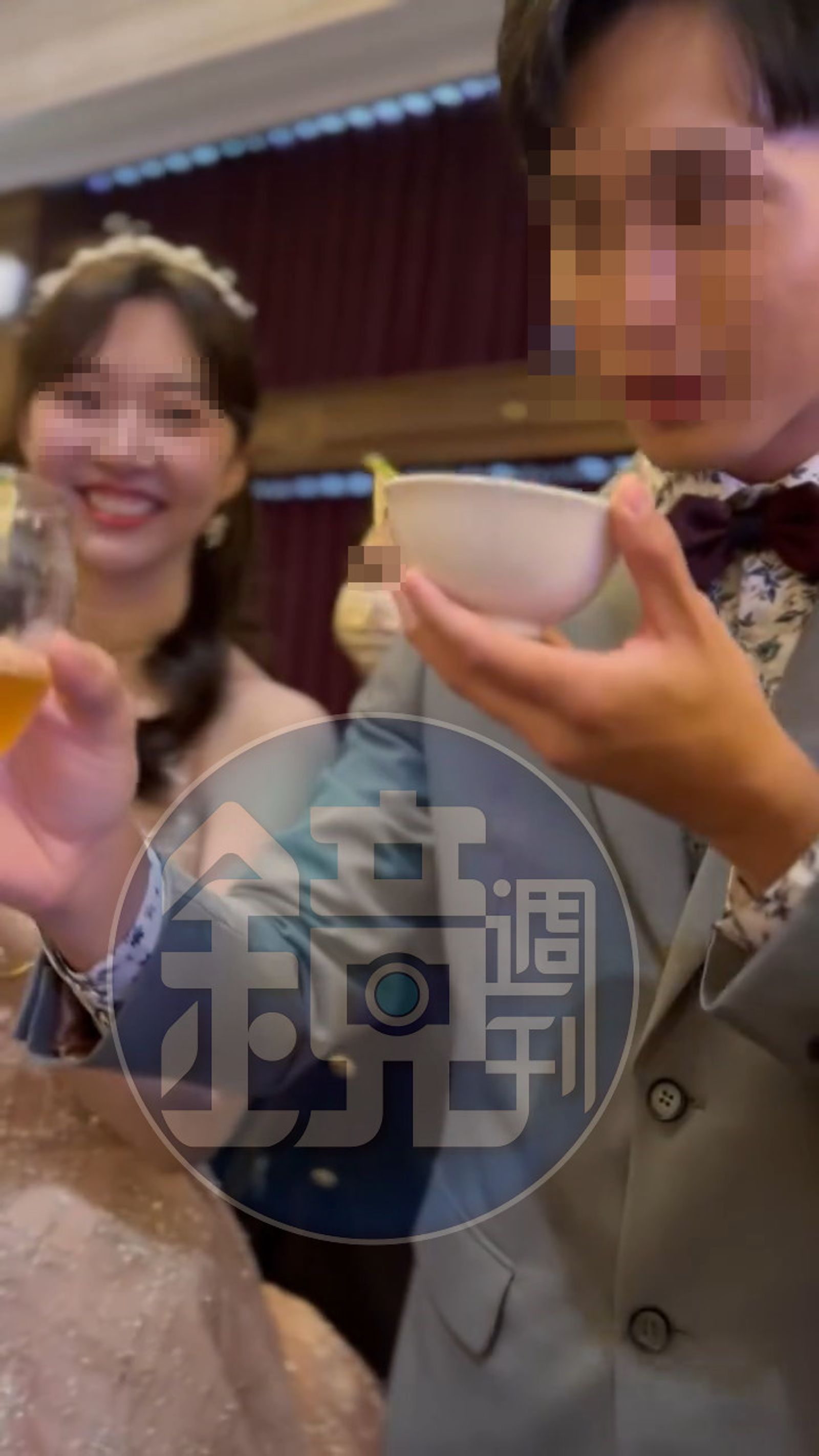 許芊芊的新郎被客人拱著喝下一杯特調「苦茶」，也許如今的發展，他才是最能理解這杯苦茶滋味的人。（讀者提供）