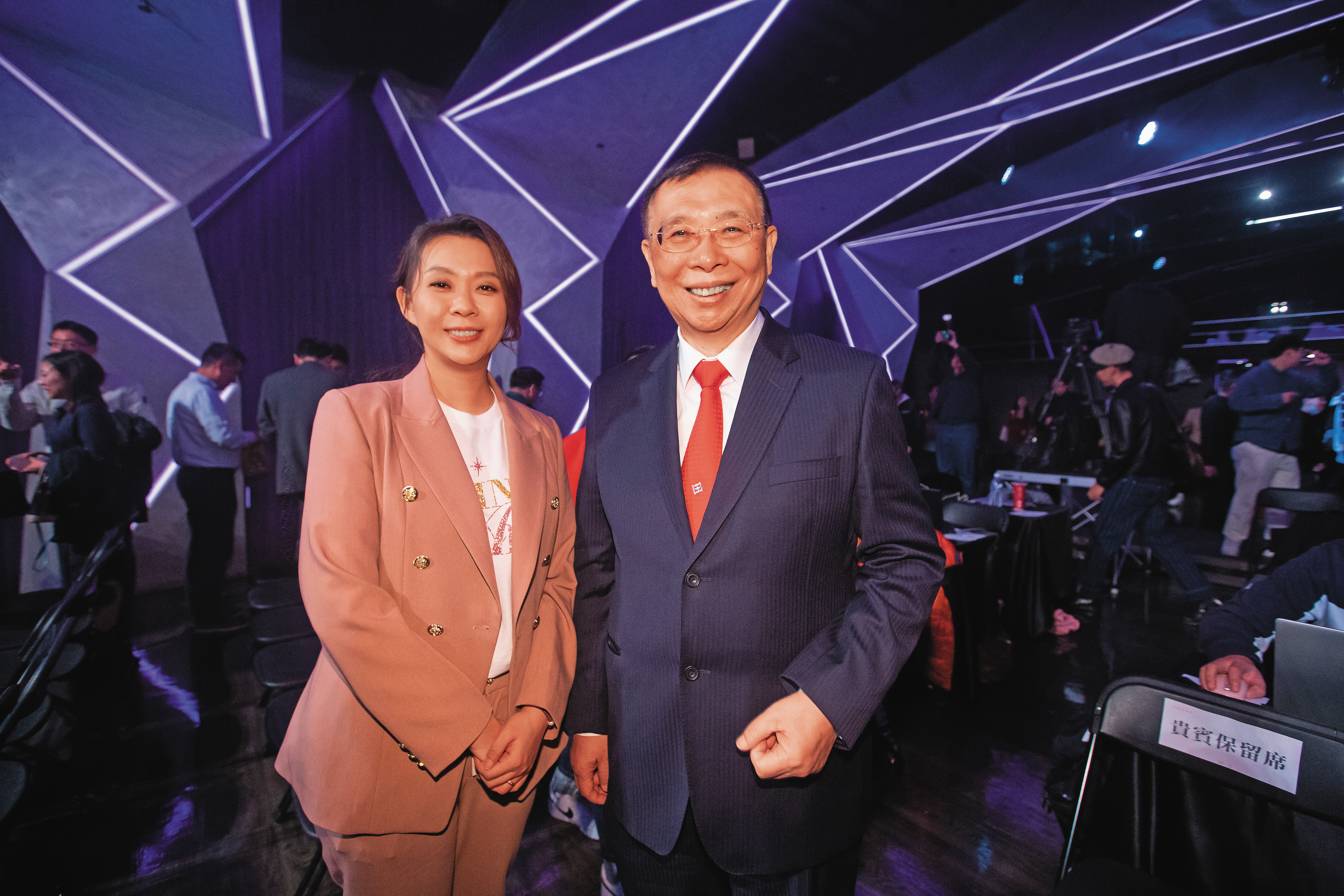 謝裕民（右）去年收購昇華娛樂，由長女謝汶芳（左）負責操盤啦啦隊。