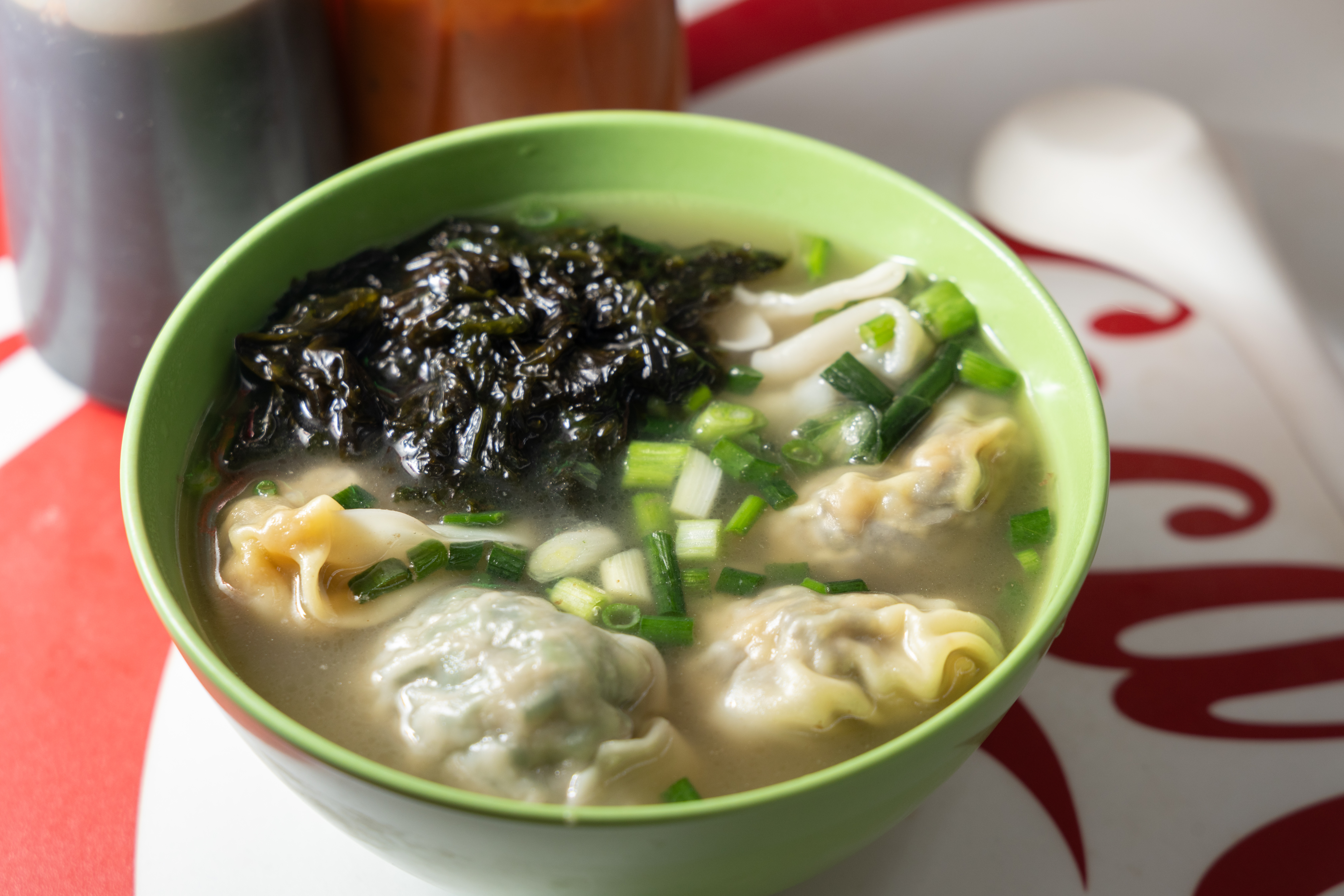 手工現包祕製雲吞，皮薄餡多，配上蝦殼煲出的鮮美湯頭。