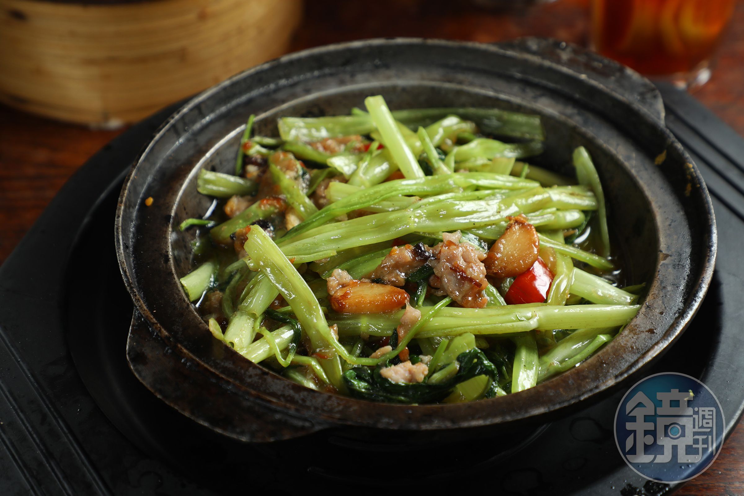 充滿鑊氣香又脆口的「啫啫通菜煲」，是大排檔最受歡迎的蔬菜料理。（港幣88元／份，約NT$330）