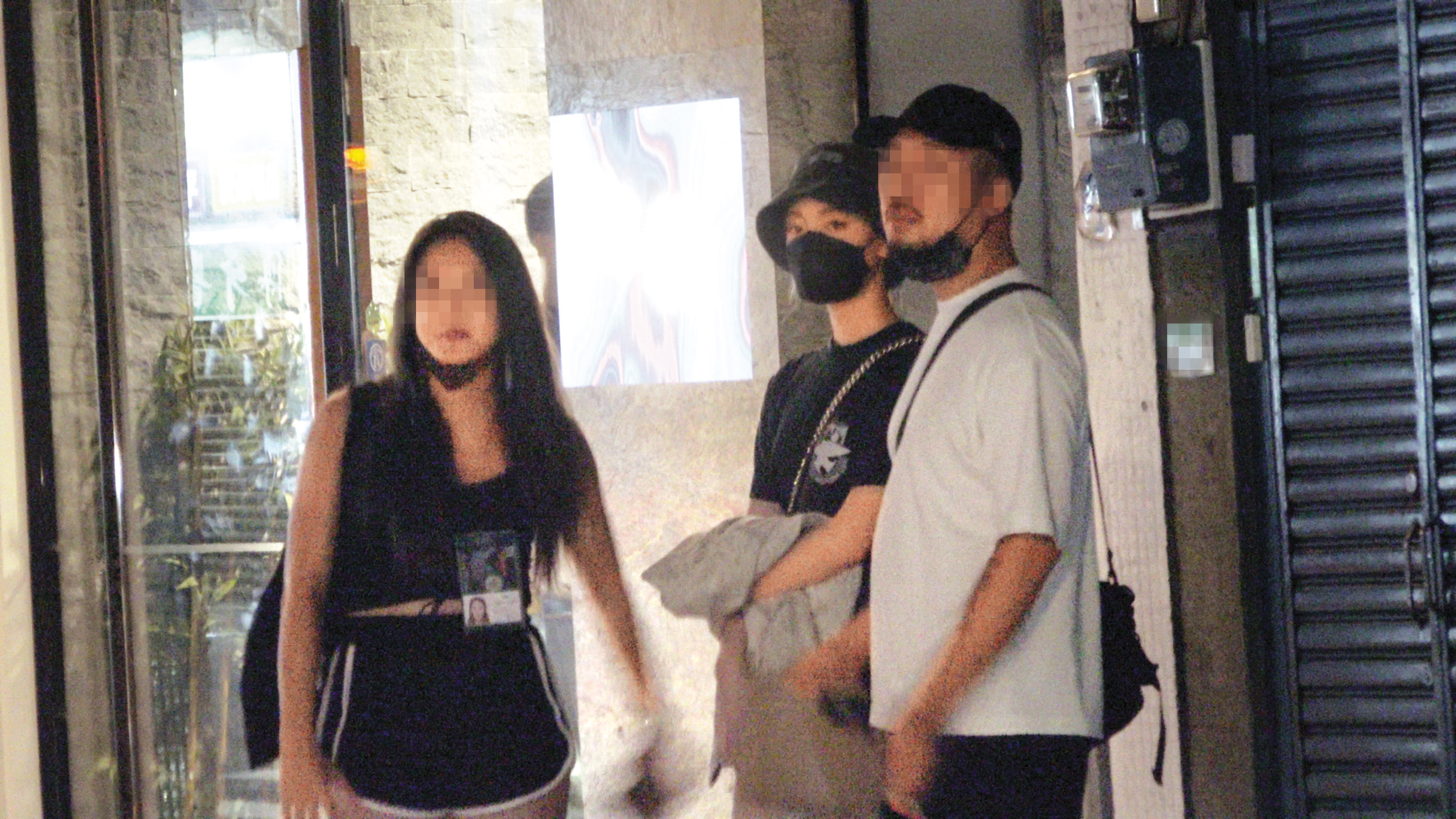 曾被拍到和吳卓源（中）約會的鬍渣男（右），是瘦子的表哥。