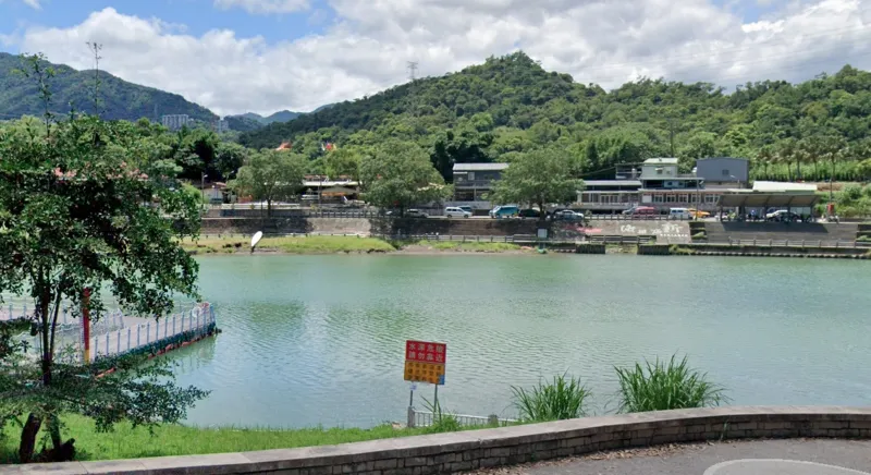 簡女帶2名女兒於碧潭輕生，水中狠心放手讓女兒們被沖走。（翻攝自google maps）