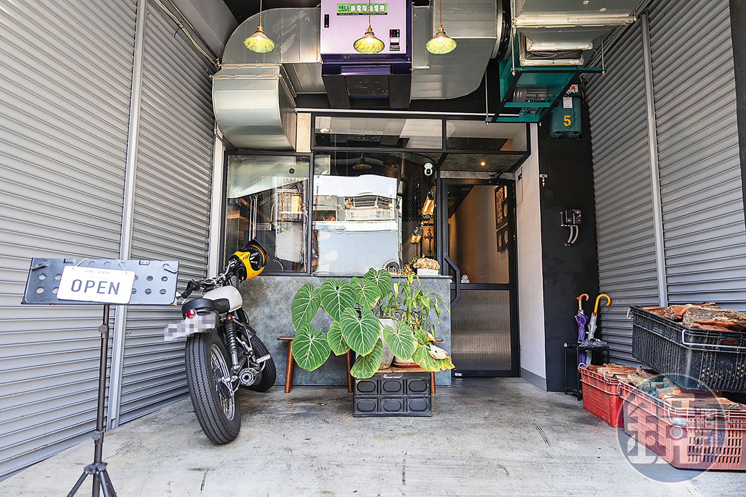 「好食實驗所」座落在一間狹長型的老房子內。