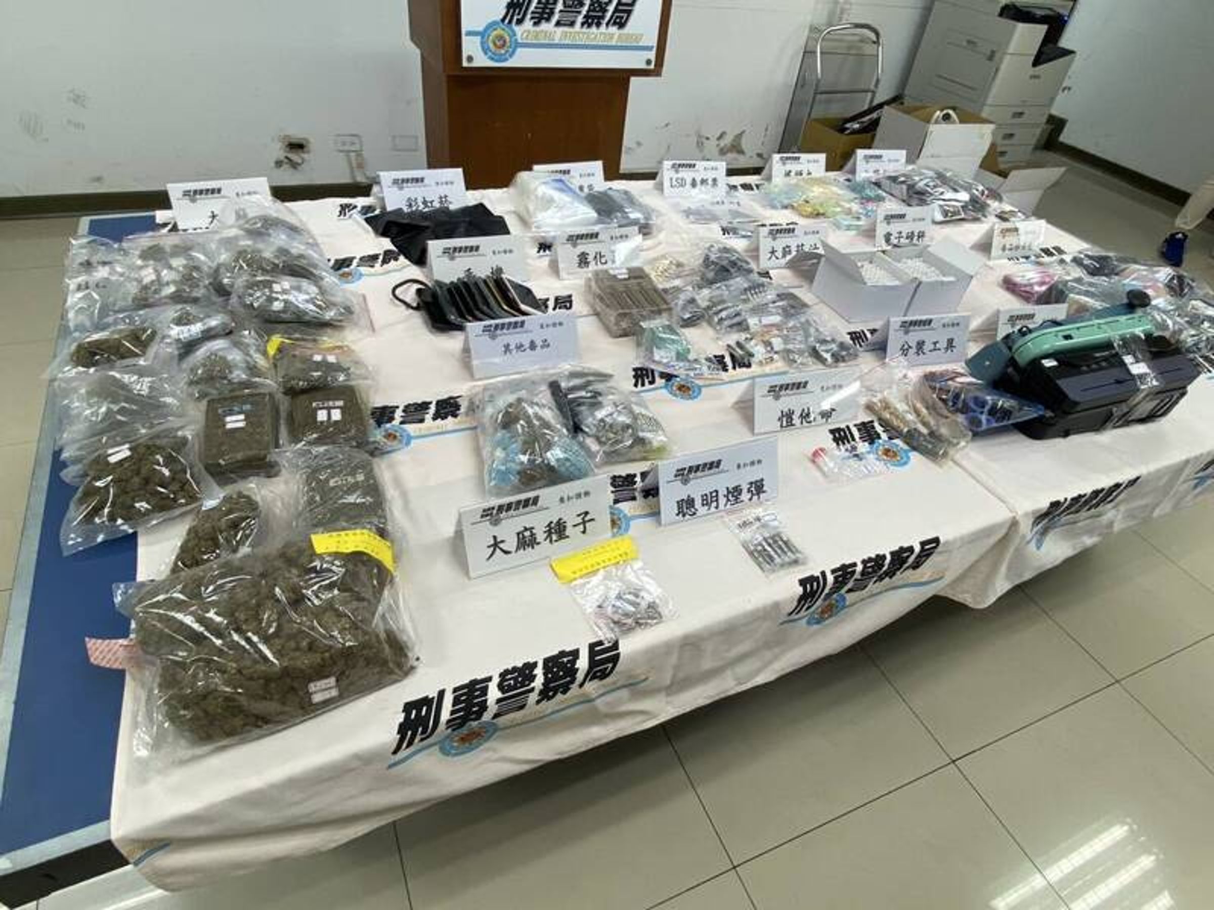 刑事局南打在台中西區查獲竹聯幫眾販毒據點。（警方提供）