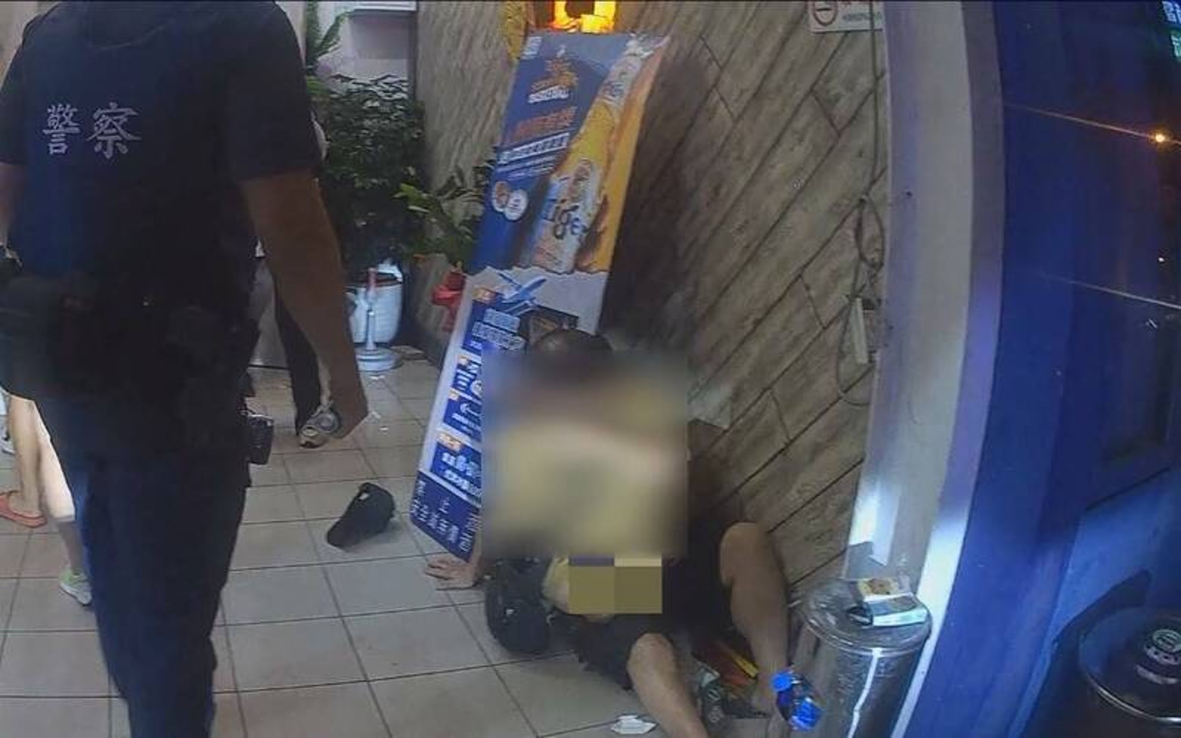 警方噴辣椒水，原本持槍叫囂的王男瞬間失去戰鬥力，被員警壓制在地。（翻攝畫面）