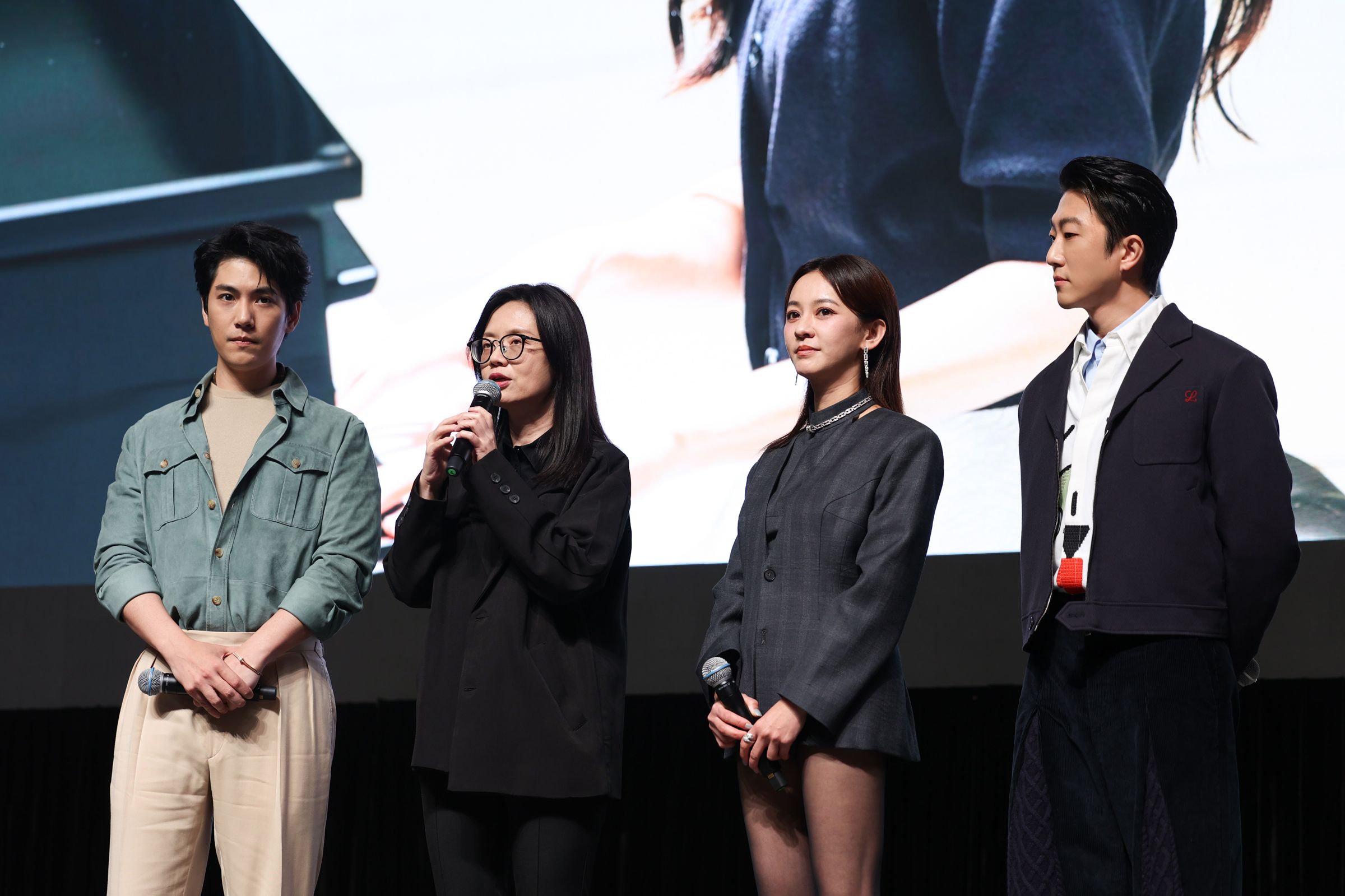 《郵票與舒芙蕾》由鄭芬芬執導，攜手主演陳意涵、張懷秋和林子閎出席香港國際影視展活動。（文策院提供）