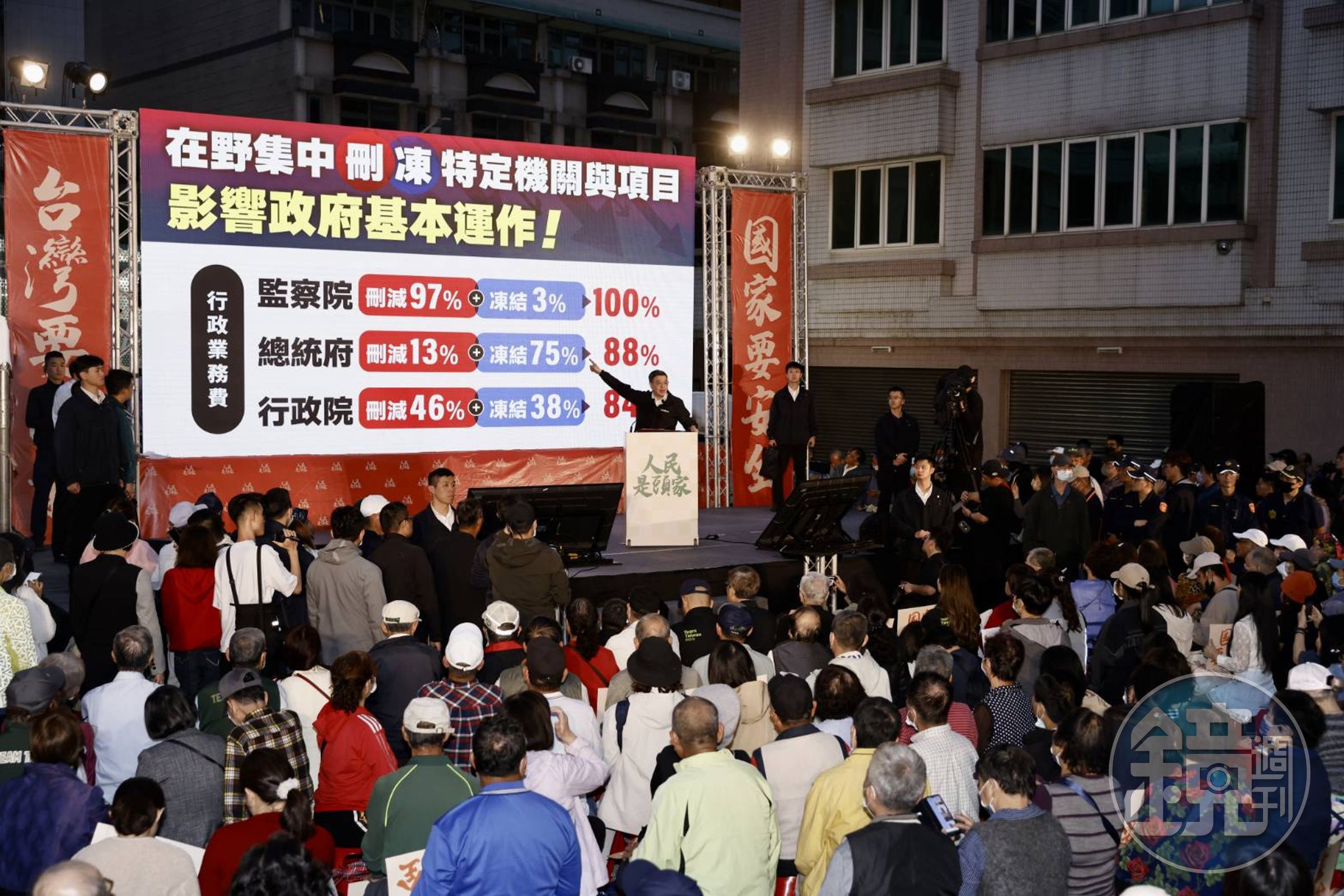 卓榮泰更表示,新增施政計畫預算有2,806億,被刪減2,076億元後還比去年少。