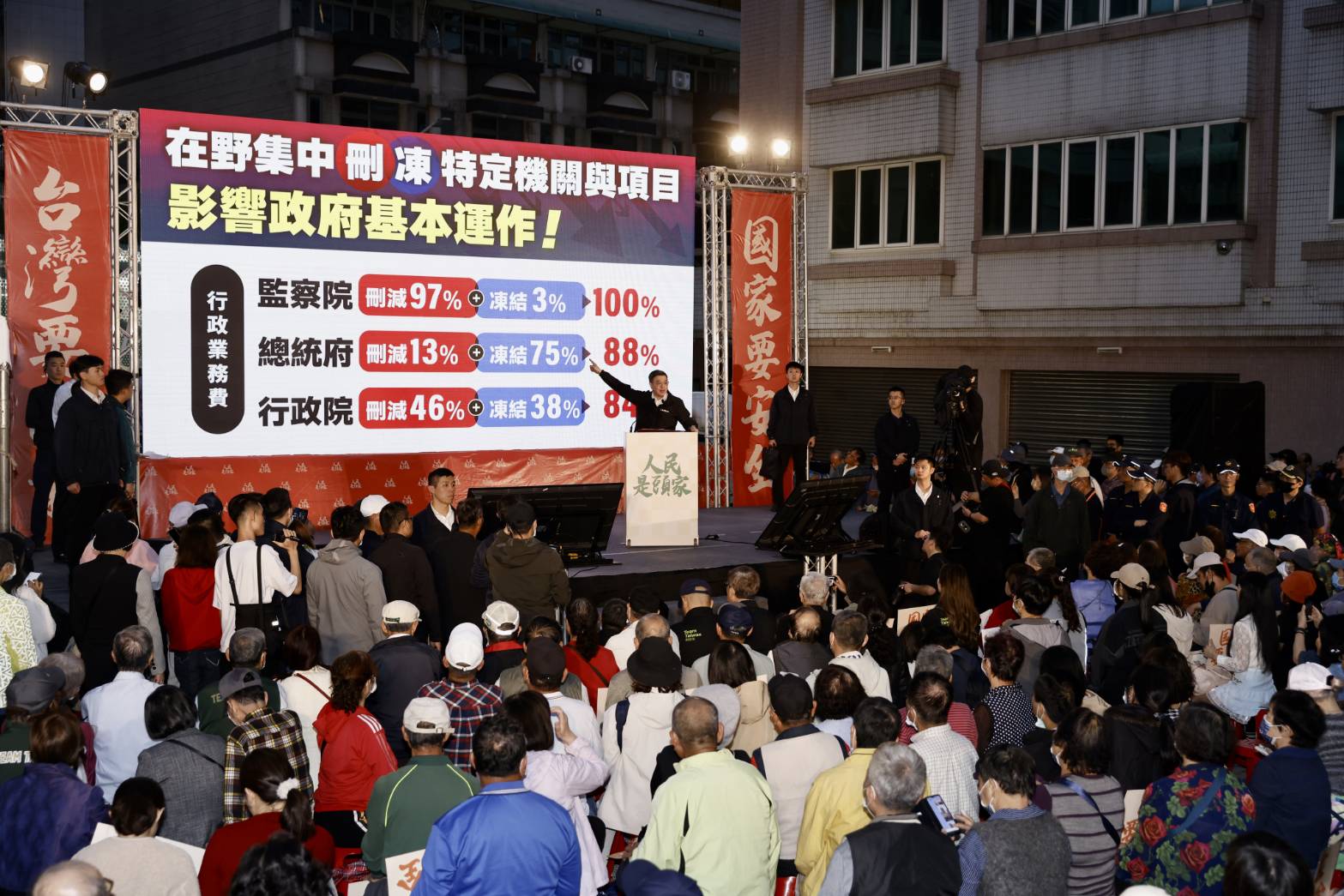 卓榮泰更表示，新增施政計畫預算有2,806億，被刪減2,076億元後還比去年少。