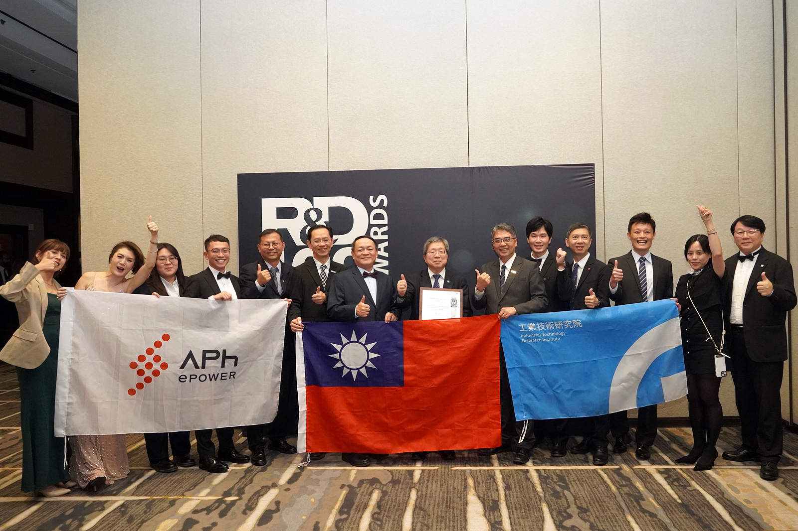 全球百大科技研發獎20日舉行頒獎典禮，興采集團與工研院共同合作研發的「回收纖物再製低碳循環防水透濕膜（Circu-Texfilm）」專利技術脫穎而出。（興采集團提供）