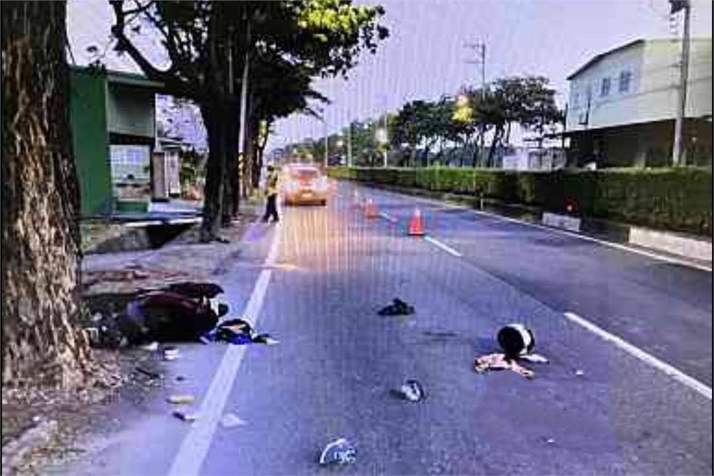 高雄一名女騎士12日清晨為了閃避流浪狗，不慎自摔被後車追撞身亡。（翻攝畫面）