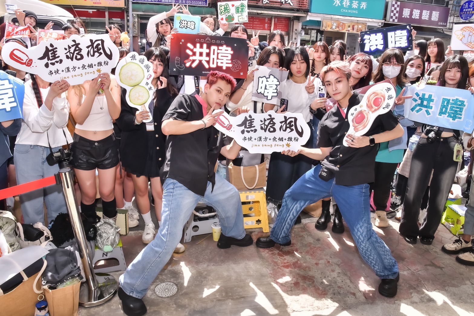洪暐(左)的新髮型被粉絲稱「刺蝟」,還威脅他留長,洪暐堅持「做自己喜歡的樣子最重要。」(焦糖楓提供)