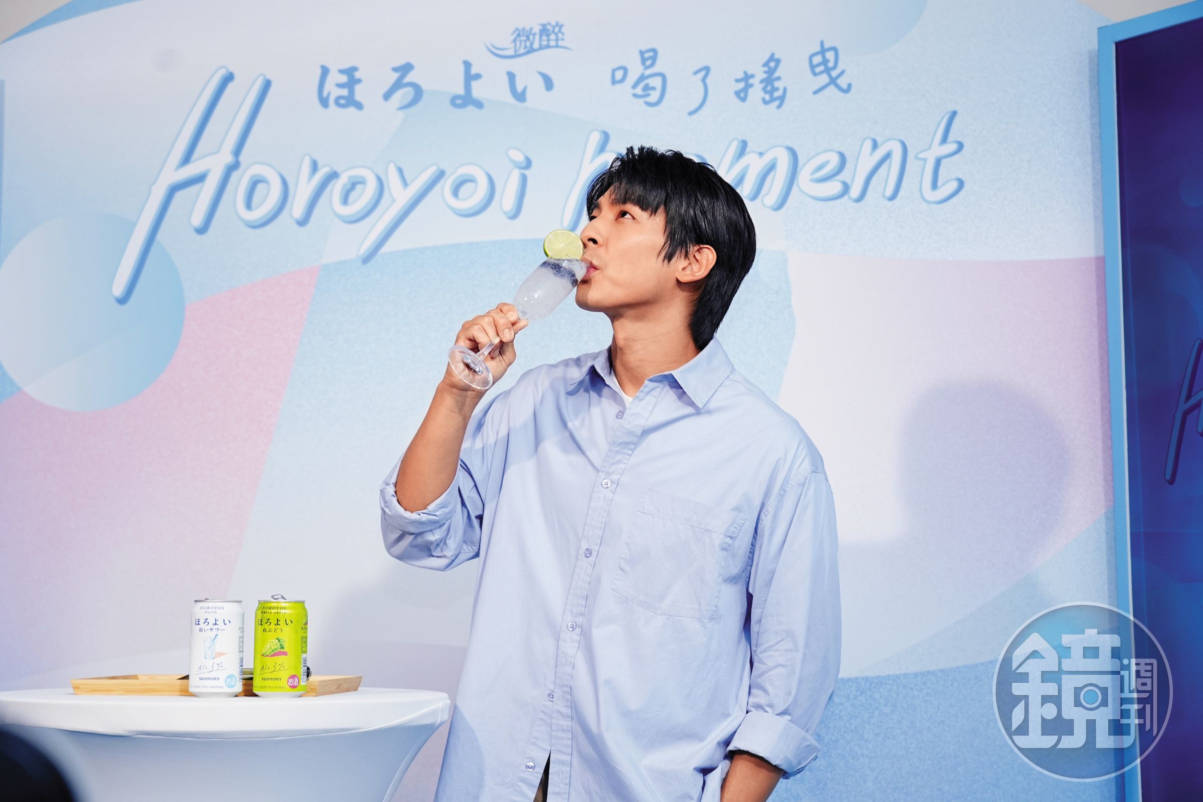 林柏宏看見台下媒體摩拳擦掌，先喝一杯壯壯膽再說。