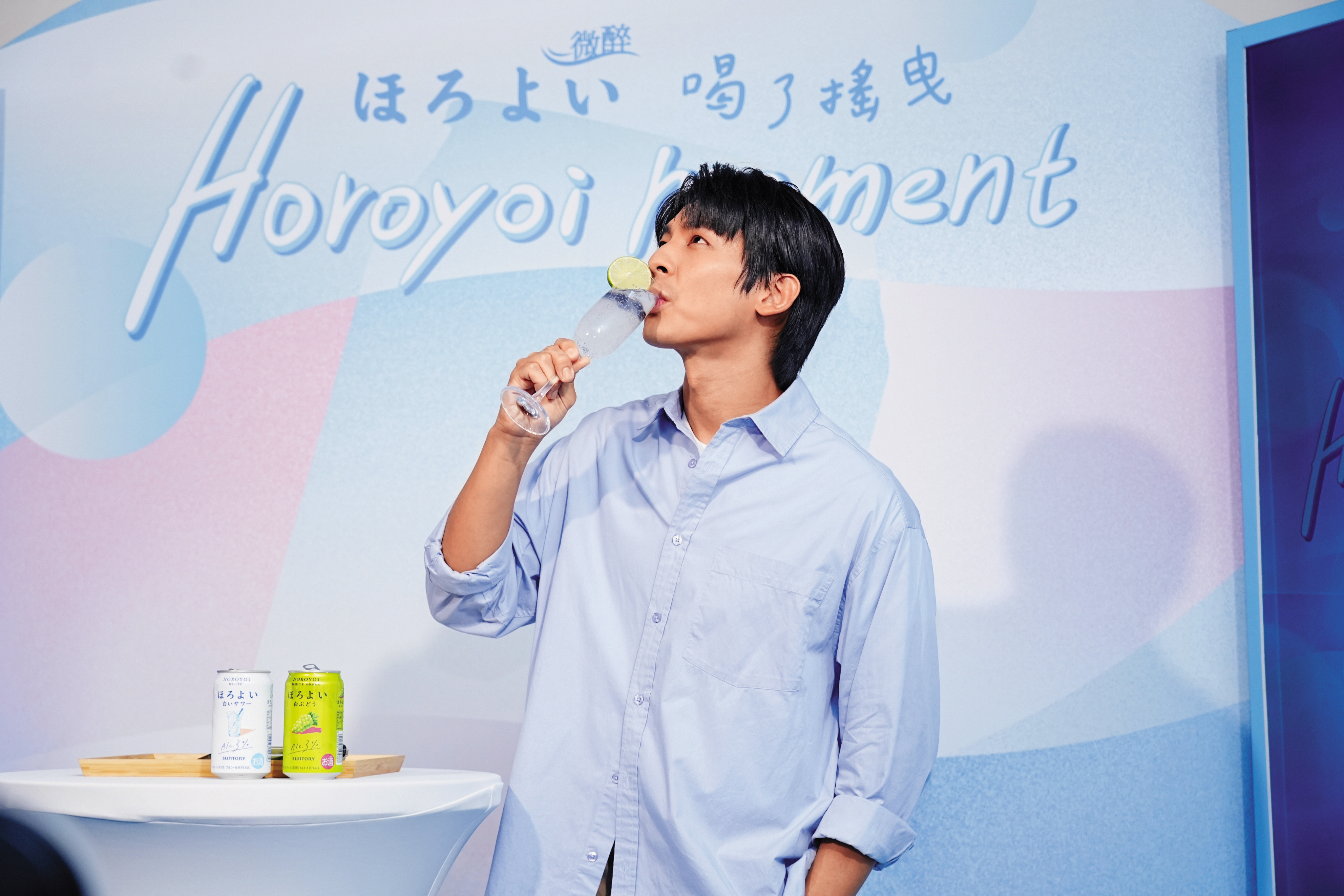 林柏宏看見台下媒體摩拳擦掌，先喝一杯壯壯膽再說。