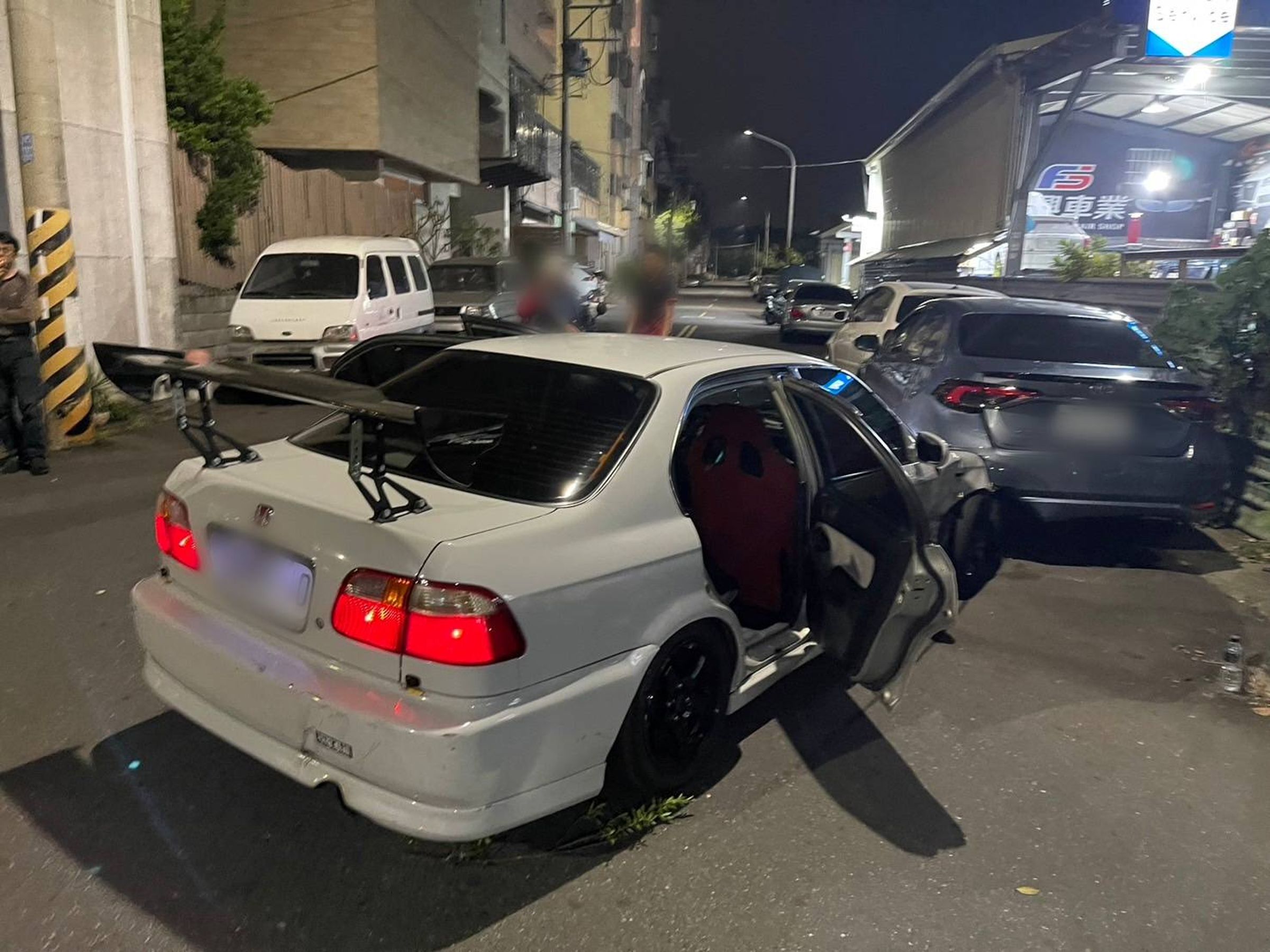 警方圍捕毒品通緝犯過程對嫌犯車輛連開8槍,制止嫌犯逃逸。(翻攝畫面)