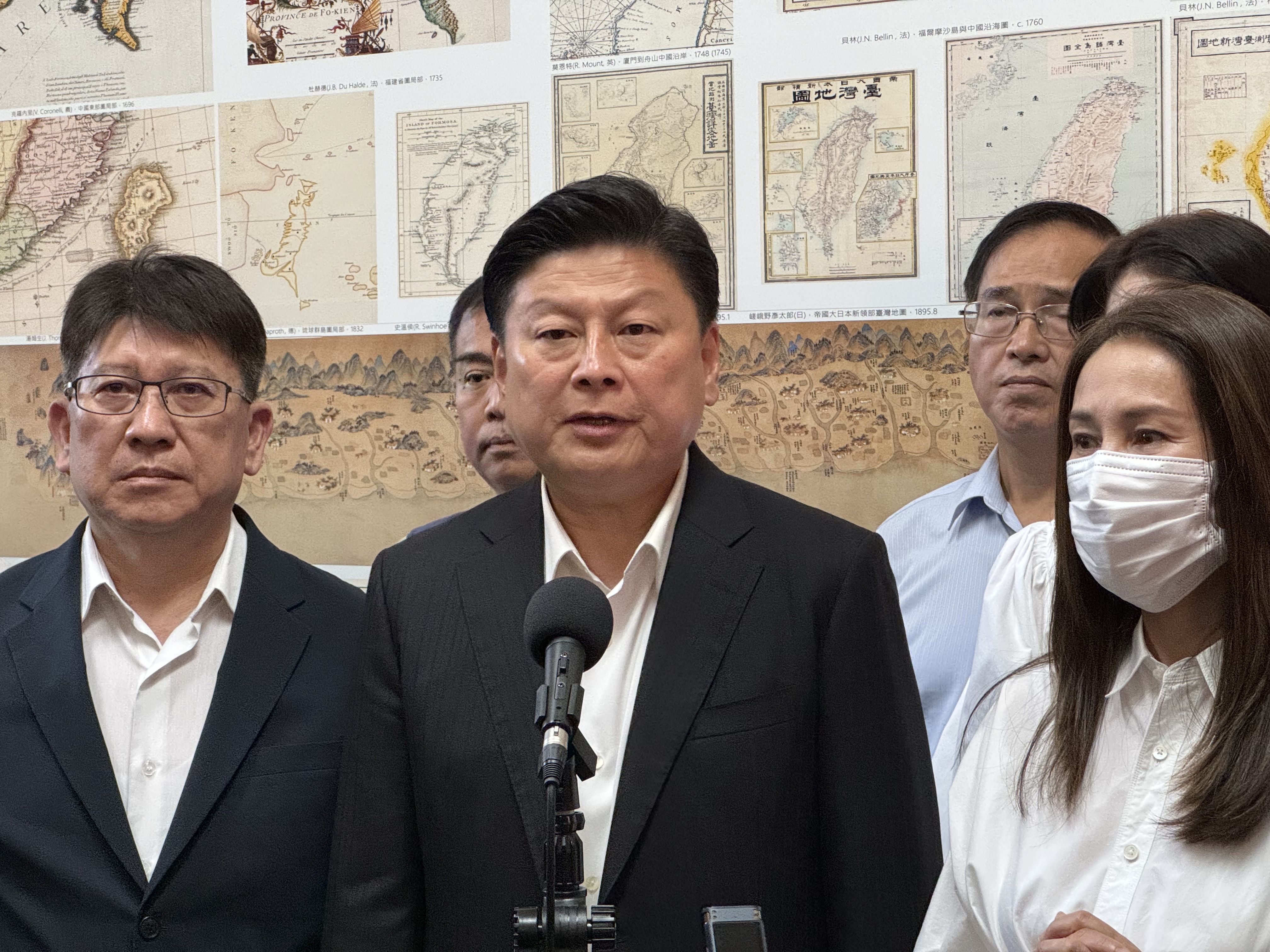 國民黨總召傅崐萁喊要開會討論。