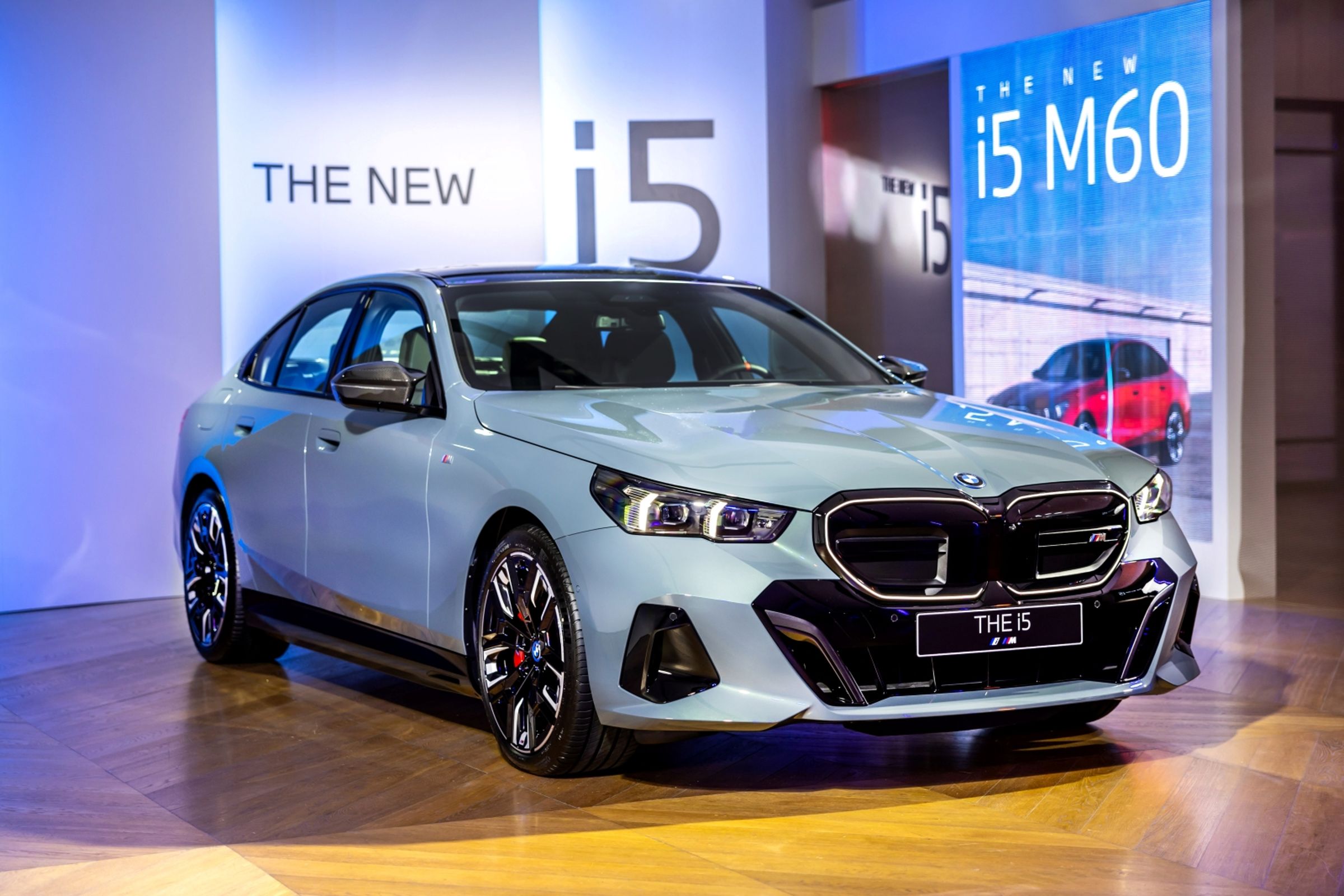 援引M家族基因的i5 M60 xDrive，透過專屬的車頭M橫幅式水箱護罩與M雙肋型後視鏡展現十足剽悍。
