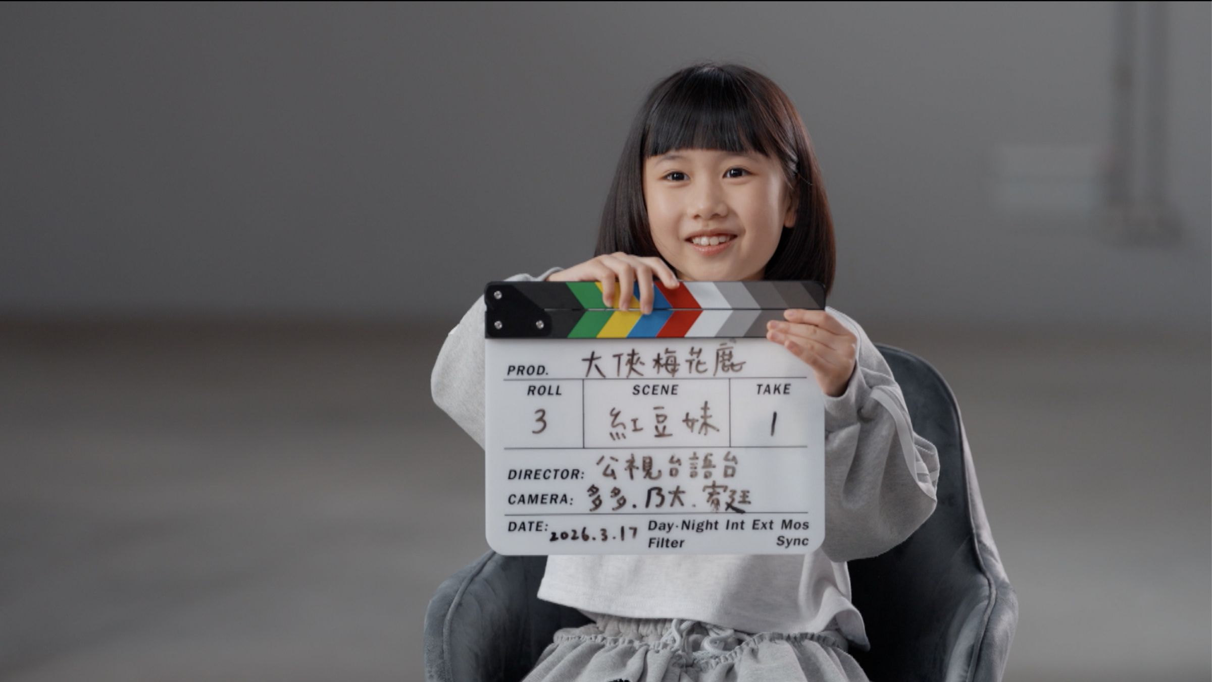 年僅8歲的導讀人紅豆妹推薦有趣的《大俠梅花鹿》。（公視台語台提供）