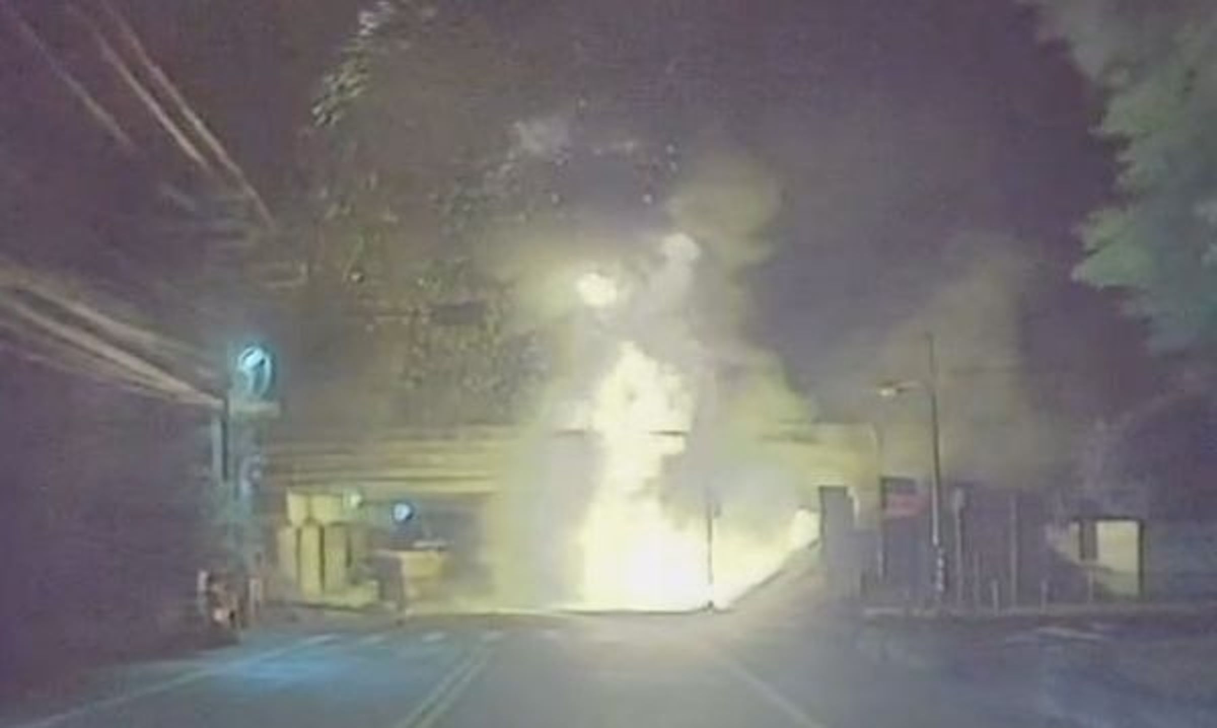 國道一號南下204.3公里處今(13日)凌晨傳出爆炸意外,一輛聯結車疑似恍神自撞護欄。(翻攝畫面)