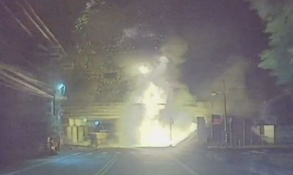 國道一號南下204.3公里處今（13日）凌晨傳出爆炸意外，一輛聯結車疑似恍神自撞護欄。（翻攝畫面）