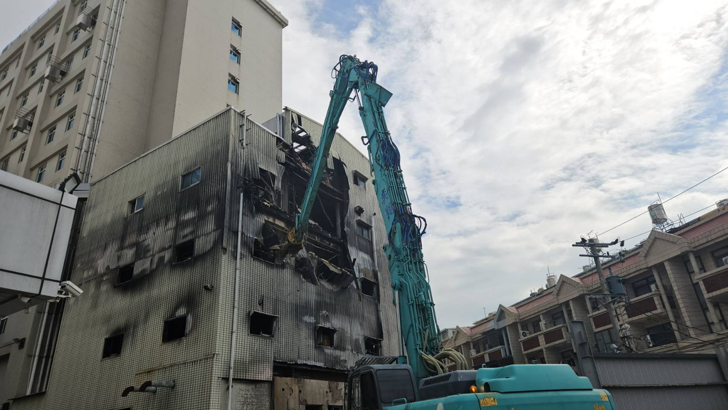 屏東安泰醫院大火釀9死，並爆出全院有47.2%違建，今年1月被屏東縣府拆除，而今屏檢偵結，蘇清泉等4人獲不起訴，讓屏縣府深表遺憾。（屏東縣政府提供）