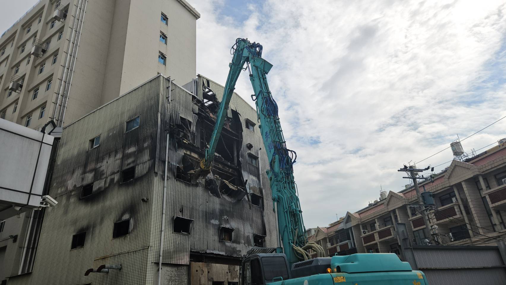 屏東安泰醫院大火釀9死，並爆出全院有47.2%違建，今年1月被屏東縣府拆除，而今屏檢偵結，蘇清泉等4人獲不起訴，讓屏縣府深表遺憾。（屏東縣政府提供）