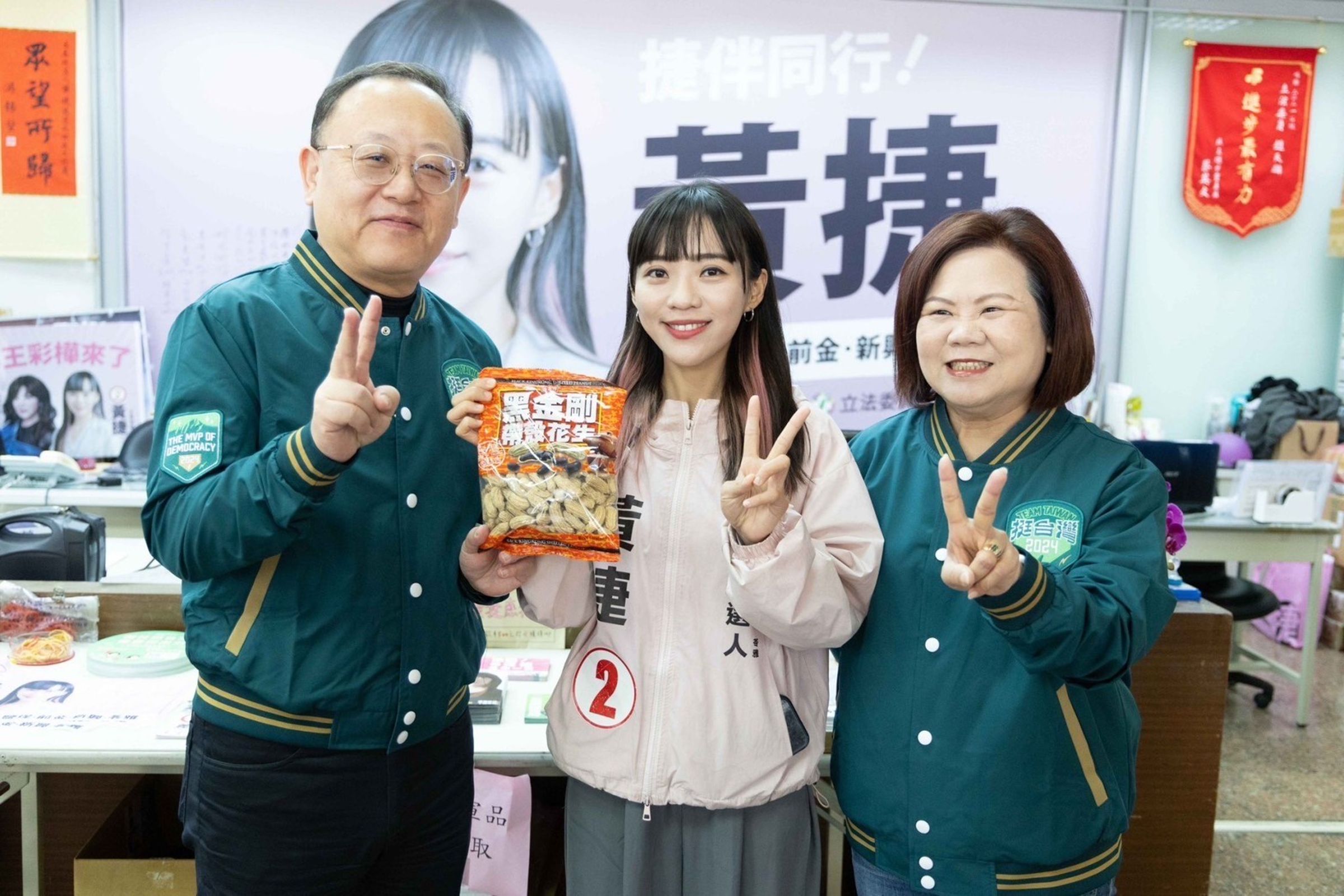 出身高雄的文化部長史哲、勞動部長許銘春,同時為高雄立委候選人黃捷助選。(翻攝畫面)