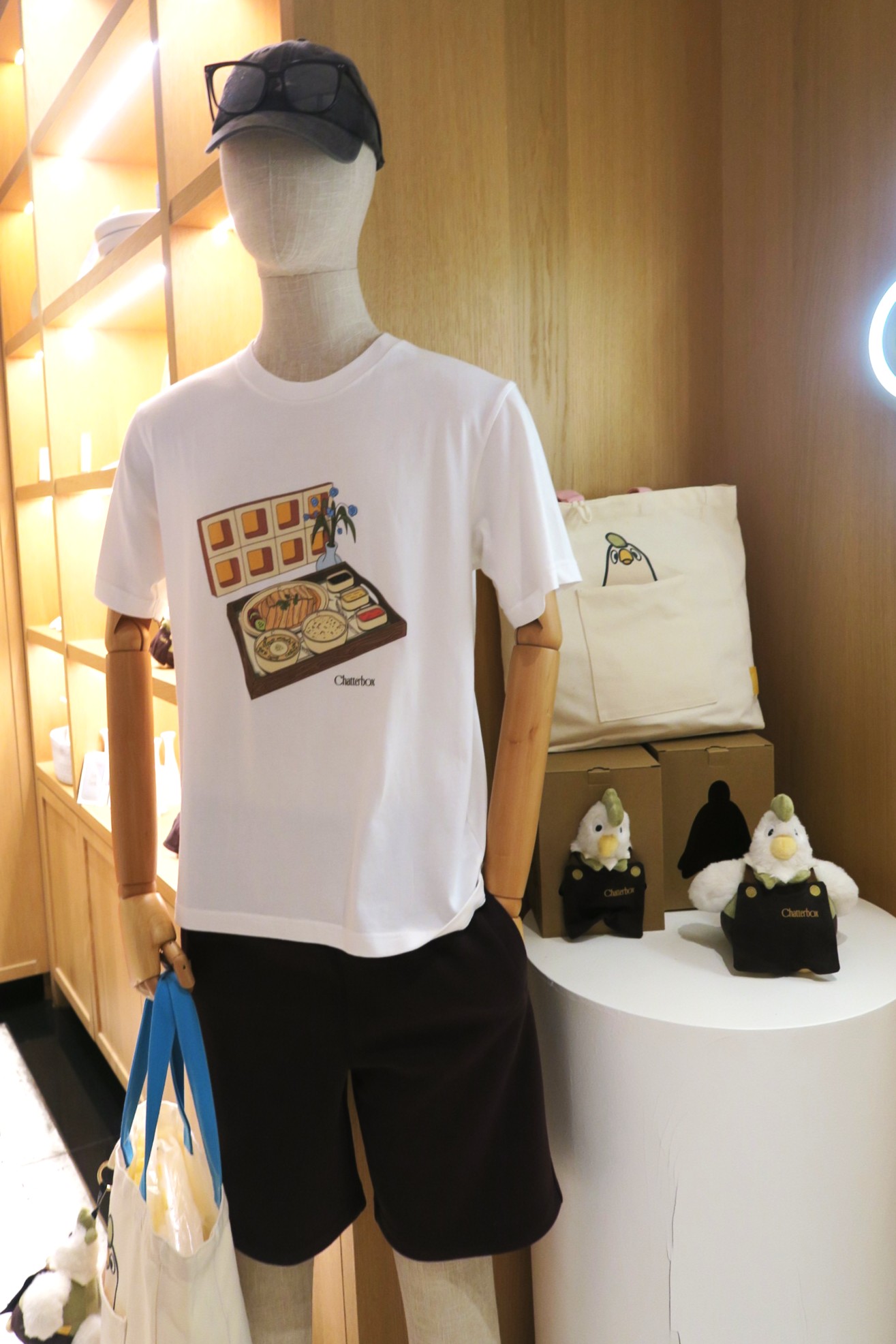 Chatterbox近年不但推出各種周邊商品，也與UNIQLO合推聯名T恤。