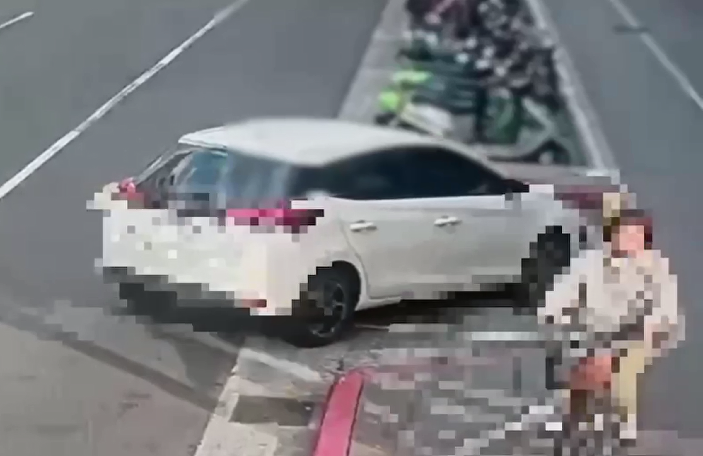 白車暴衝開上人行道當時,正好一名自行車騎士經過,就差1秒就會被撞飛。(翻攝畫面)