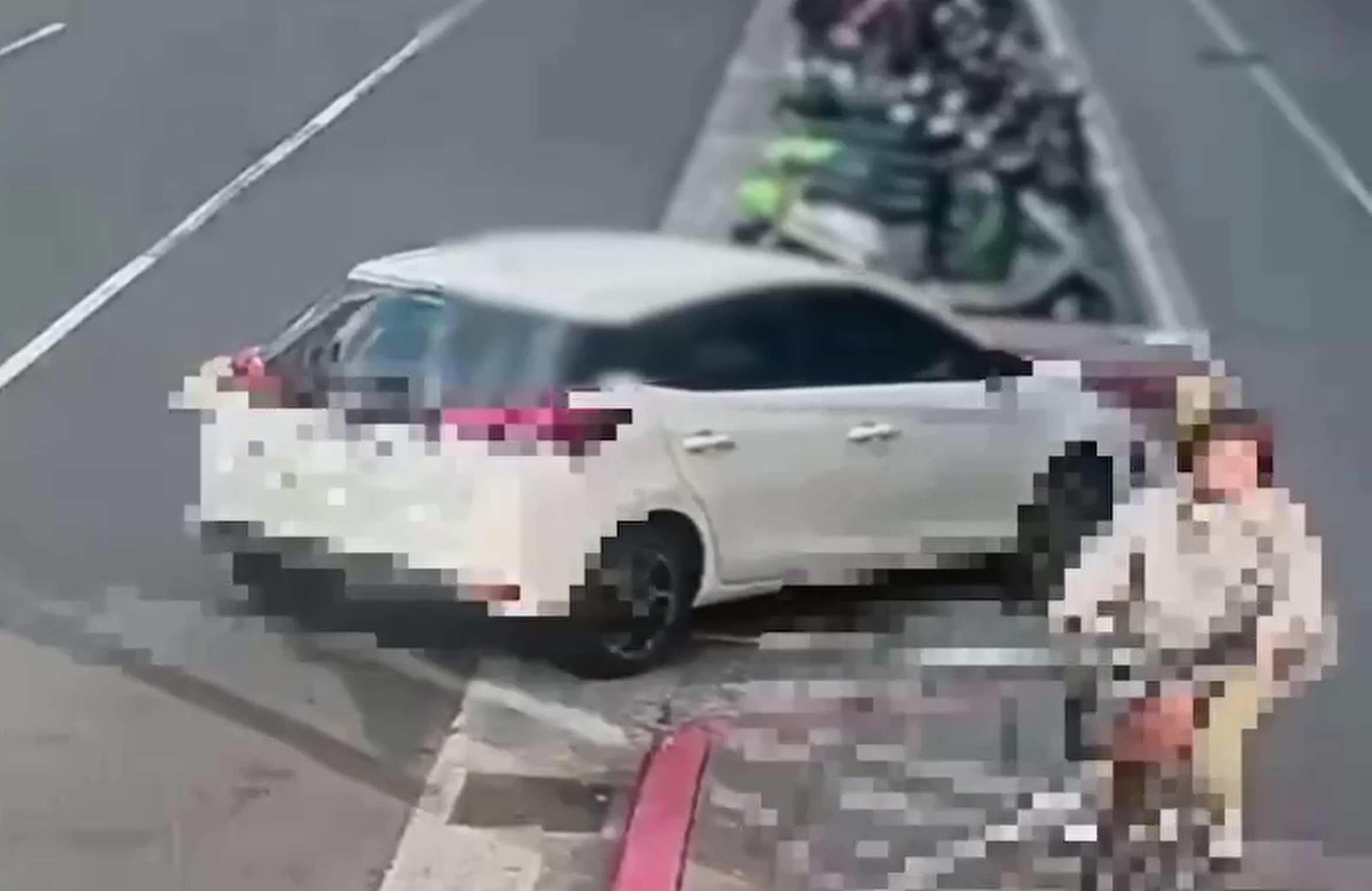 白車暴衝開上人行道當時，正好一名自行車騎士經過，就差1秒就會被撞飛。（翻攝畫面）