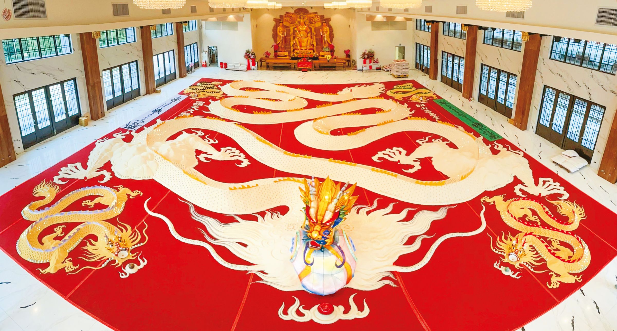 「安龍護國祈福大典」以白米塑巨龍、龍銀鋪鱗,祈願社會祥和。(圖/松山慈惠堂)