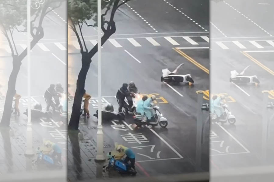 高雄港前鎮區路上，幾名騎士不敵強風倒地，模樣十分狼狽。（翻攝自記者爆料網）