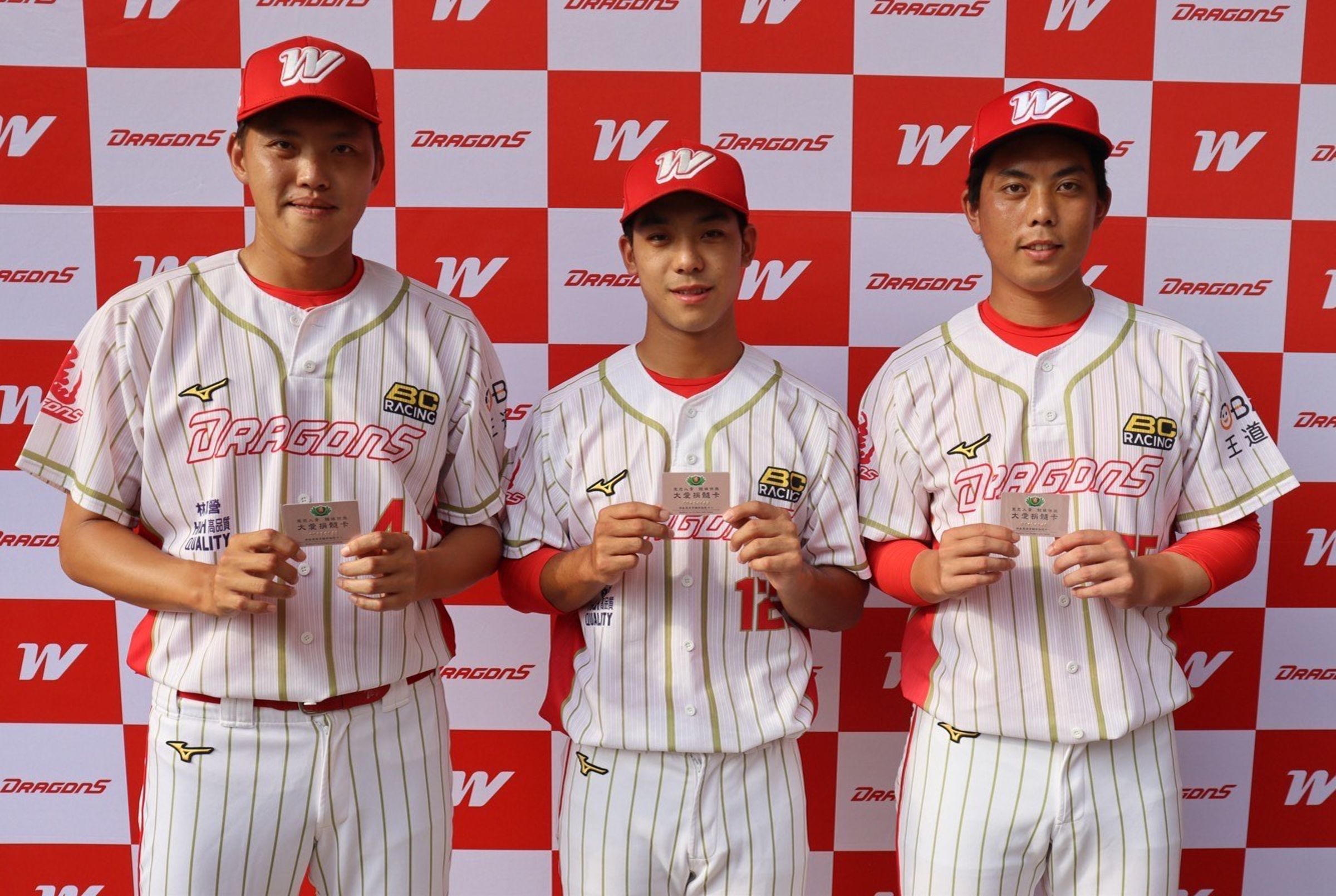 味全龍球員(左起)鄭展昊、李致霖、吳秉恩,手持大愛捐髓卡,正式加入慈濟造血幹細胞骨髓資料庫。(慈濟基金會提供)