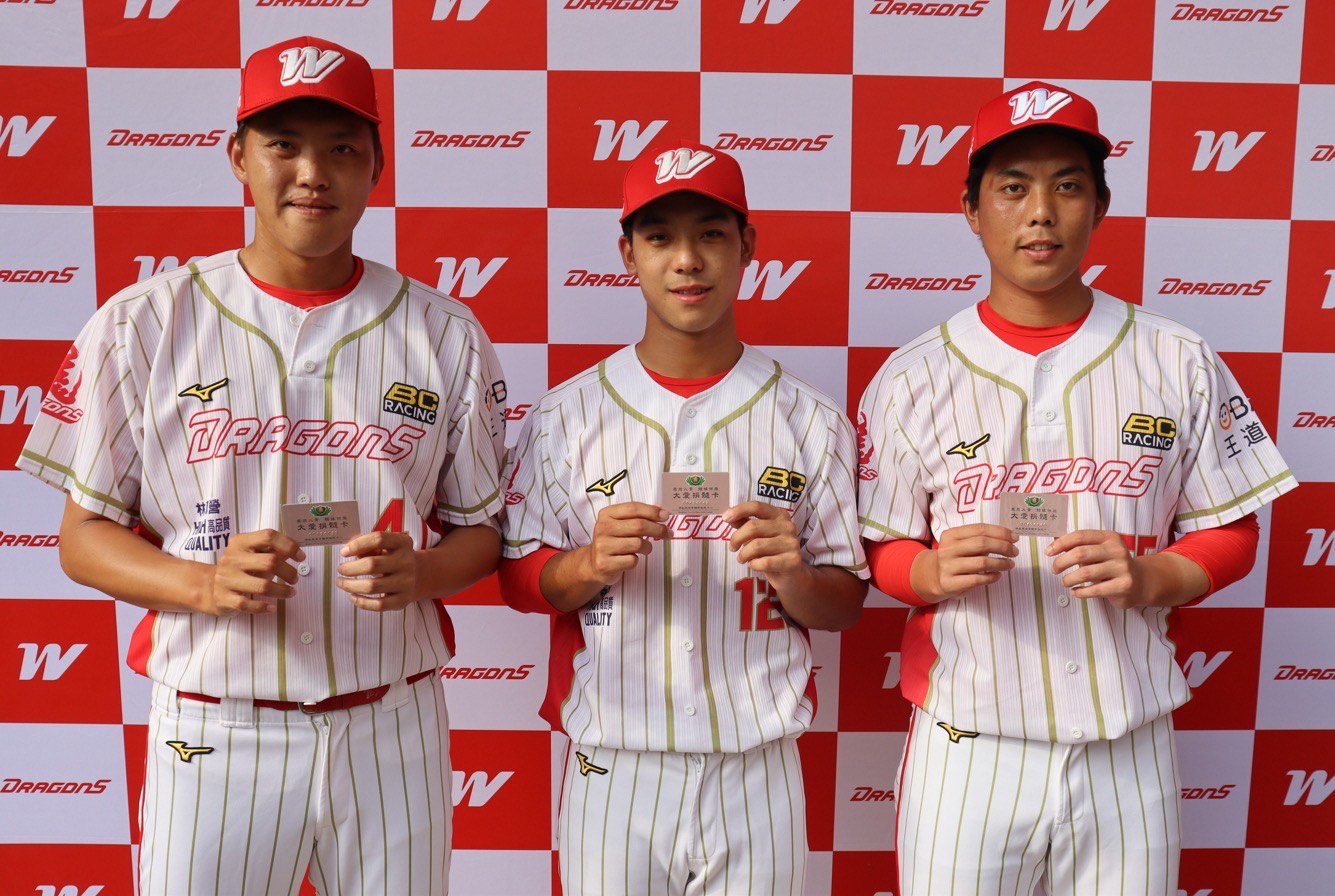 味全龍球員(左起)鄭展昊、李致霖、吳秉恩,手持大愛捐髓卡,正式加入慈濟造血幹細胞骨髓資料庫。(慈濟基金會提供)