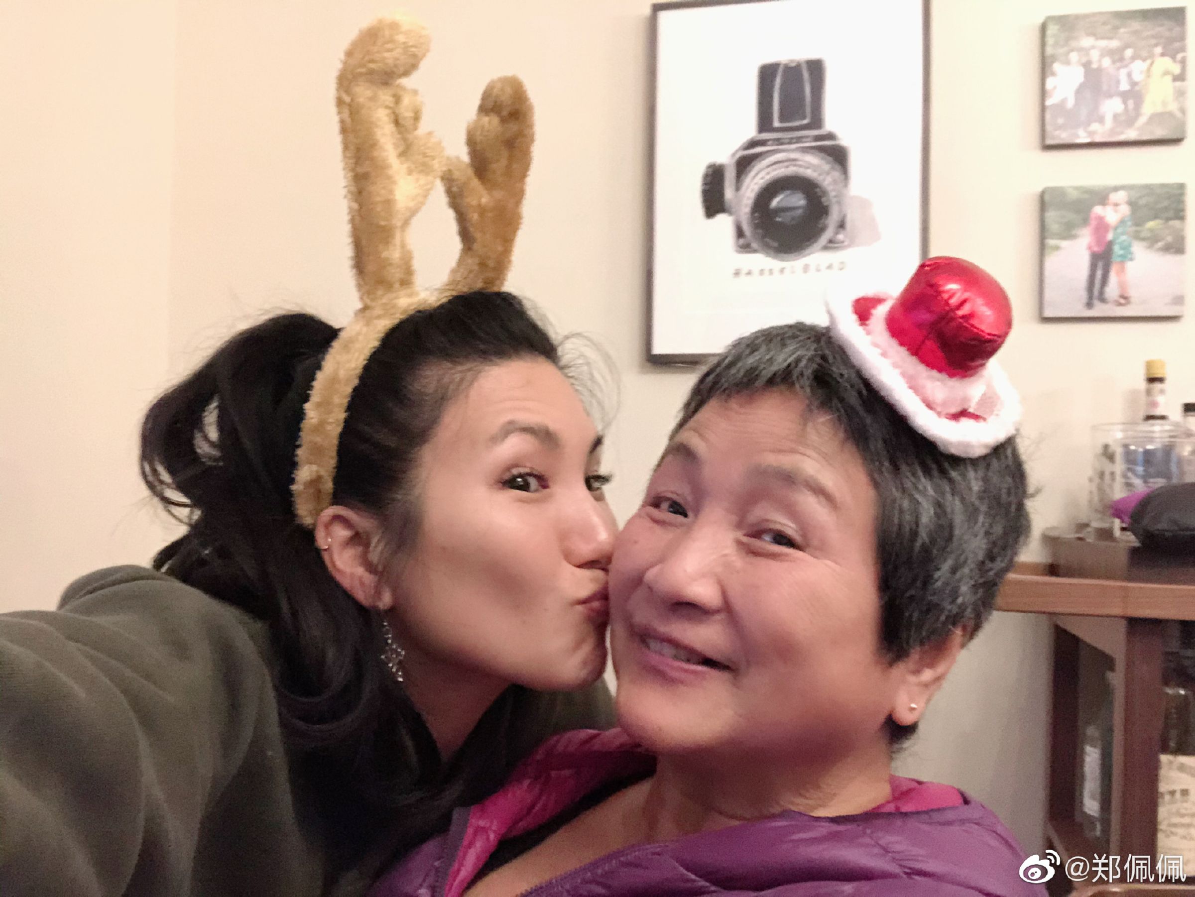 鄭佩佩的3女兒原子鏸曾是港姐亞軍,也隨母親入行當起演員。(翻攝自鄭佩佩微博)