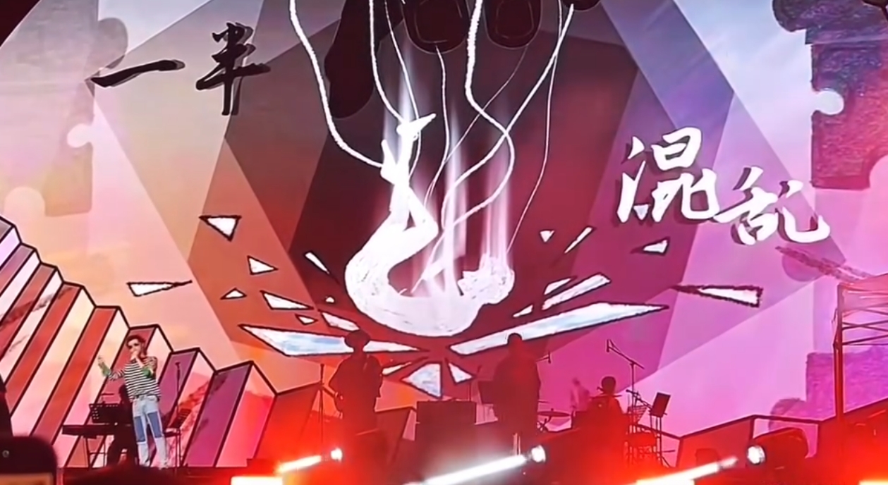 白色人影墜落、粉色花瓣飄散——華晨宇佛山舞台驚現滿滿暗號，被網友解讀為悼念摯友于朦朧，讓人看得心碎。（翻攝自Threads）